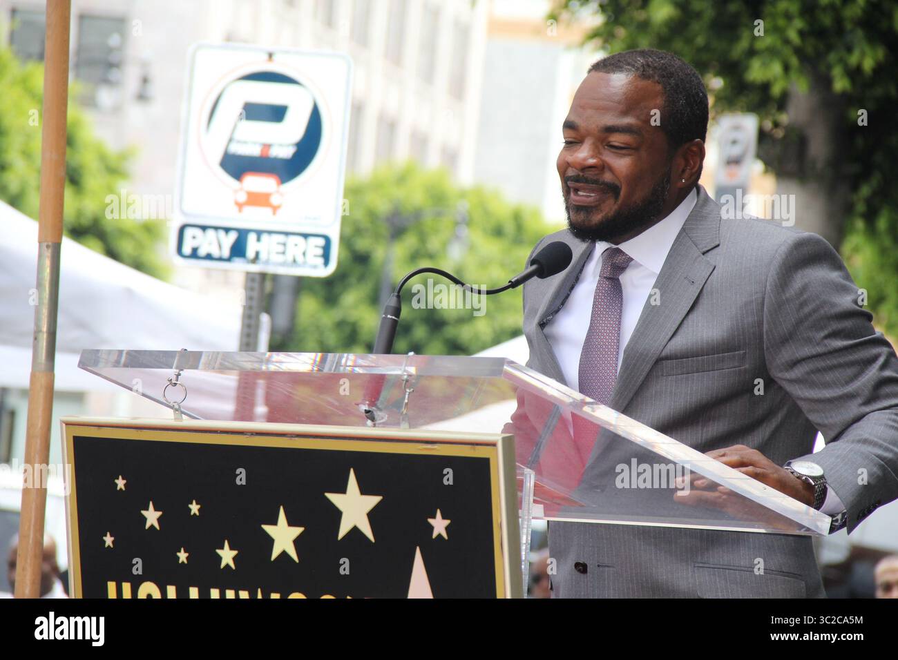 Mai 27, 2019 - Hollywood, Kalifornien, USA - ICH 16051 CHW. Hollywood Handelskammer ehrt Direktor f. Gary Gray mit Stern auf dem Hollywood Walk of Fame .6426 Hollywood Boulevard vor der Hollywood Anzug Outlet, Hollywood, Kalifornien, USA. am 28.05.2019. F. GARY GRAY-Direktor. Â© Clinton H. Wallace/Photomundo International / Fotos Inc (Credit Bild: © Clinton Wallace/Kugel Fotos über ZUMA Draht) Stockfoto