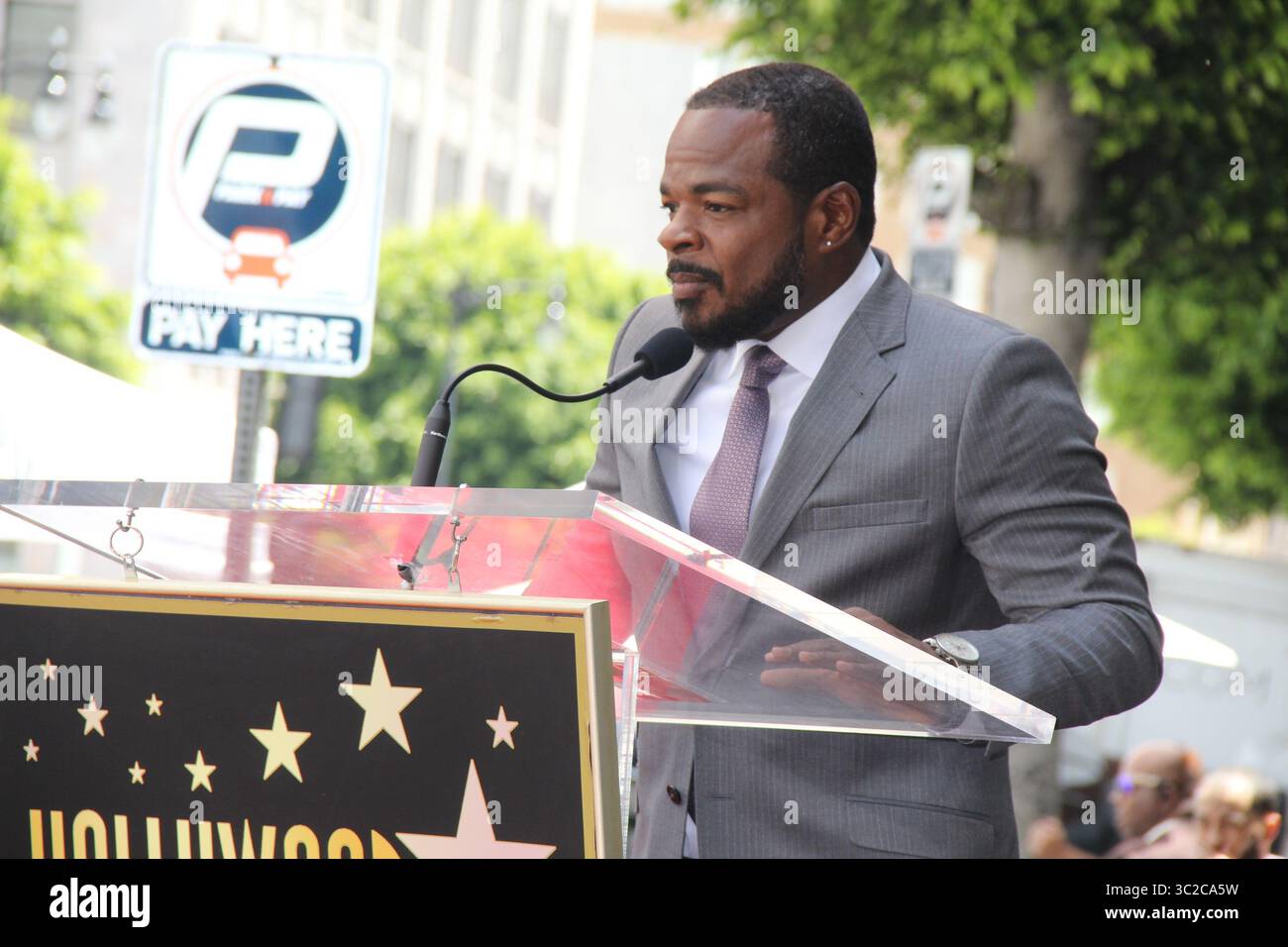 Mai 27, 2019 - Hollywood, Kalifornien, USA - ICH 16051 CHW. Hollywood Handelskammer ehrt Direktor f. Gary Gray mit Stern auf dem Hollywood Walk of Fame .6426 Hollywood Boulevard vor der Hollywood Anzug Outlet, Hollywood, Kalifornien, USA. am 28.05.2019. F. GARY GRAY-Direktor. Â© Clinton H. Wallace/Photomundo International / Fotos Inc (Credit Bild: © Clinton Wallace/Kugel Fotos über ZUMA Draht) Stockfoto