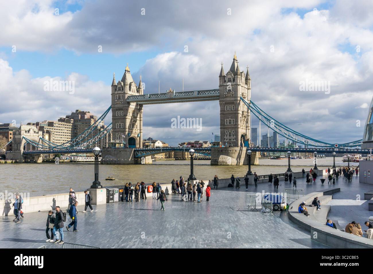 Tower Bridge vom Südufer der Themse aus gesehen. Stockfoto
