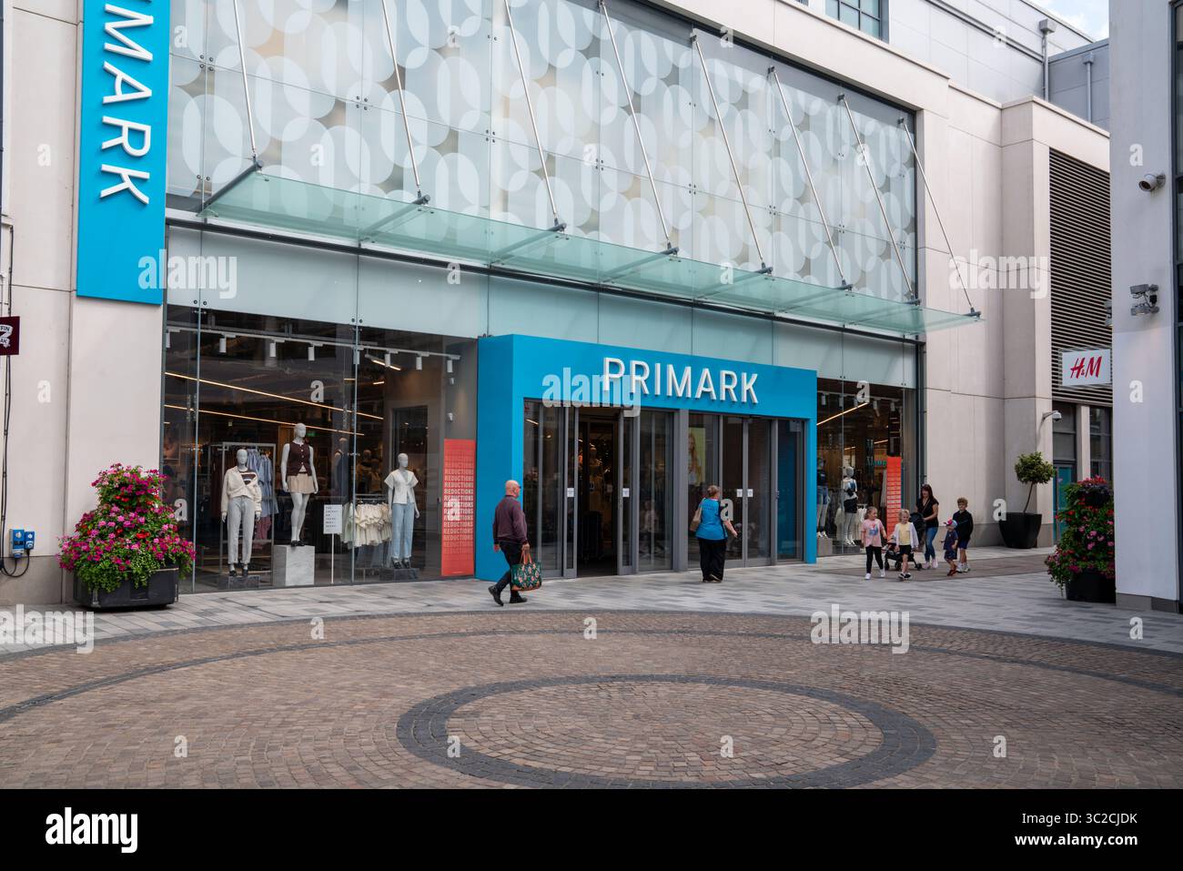 Juli 2025 Außenansicht des Primark Mode- und Bekleidungshändlers in der traditionellen englischen Marktstadt Newbury, West Berkshire, Großbritannien Stockfoto