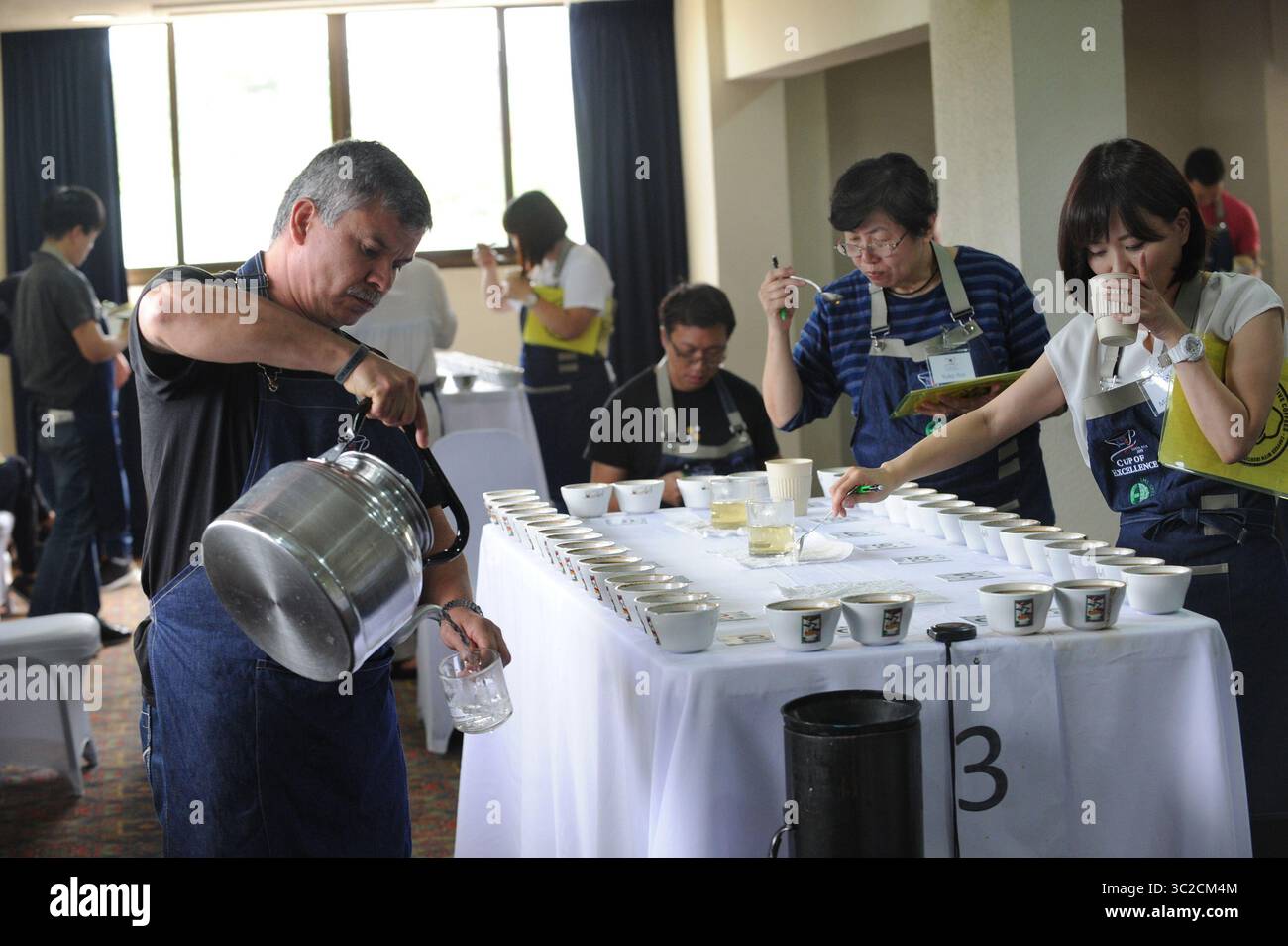 30. Mai 2019 - 30519 Hoy en el Hotel San Jose Palacio se desarrollo la Taza de la Excelencia, donde un buen numero de jueces de varias nacionalidades realizan el dia de 3 catas para seleccionar el mejor cafÃÂ. EN la foto;.Foto de Jorge Castillo (Foto: © La Nacion Via ZUMA Press) Stockfoto