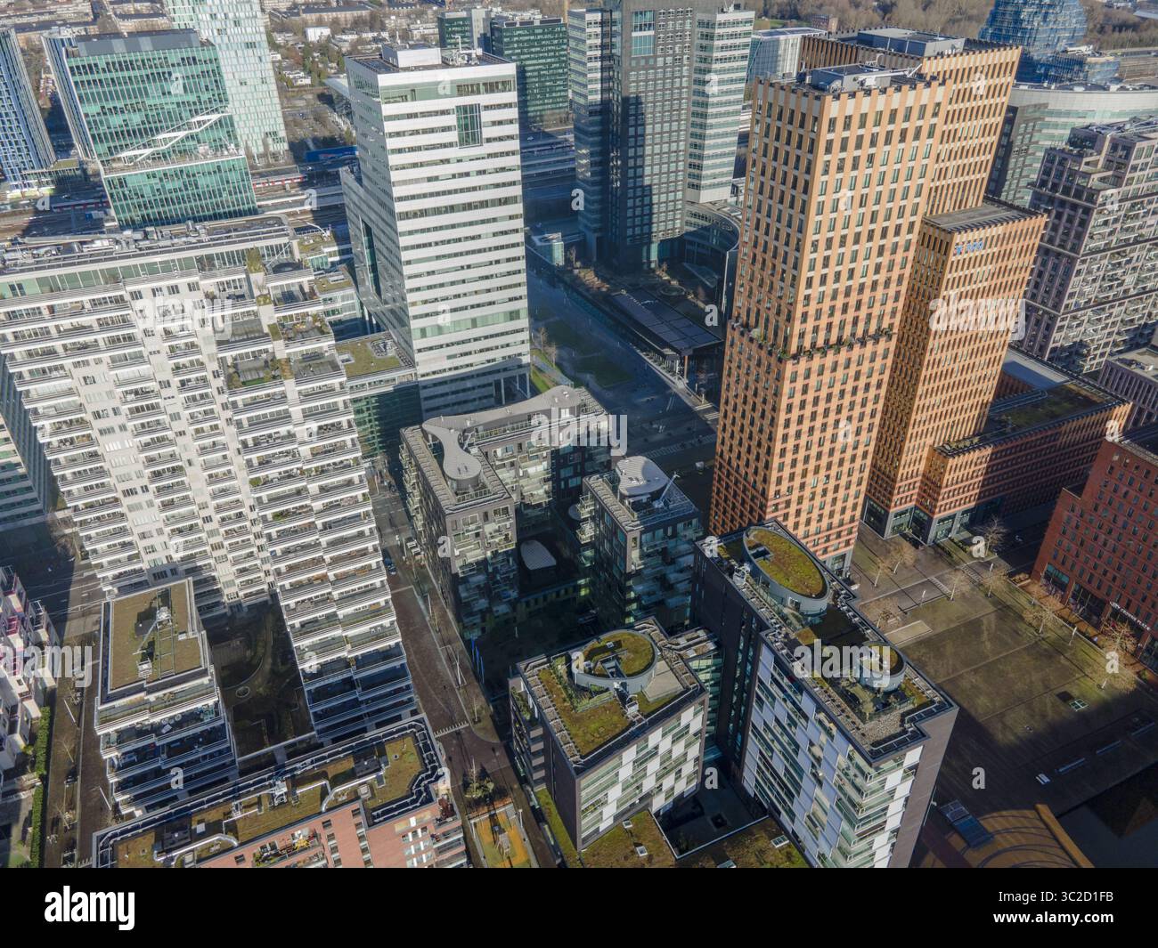 Aus der Vogelperspektive der scharfen Kontraste zwischen den modernen Hochhäusern und den überraschenden begrünten Dächern, Amsterdam, Nordholland, Niederlande. Stockfoto