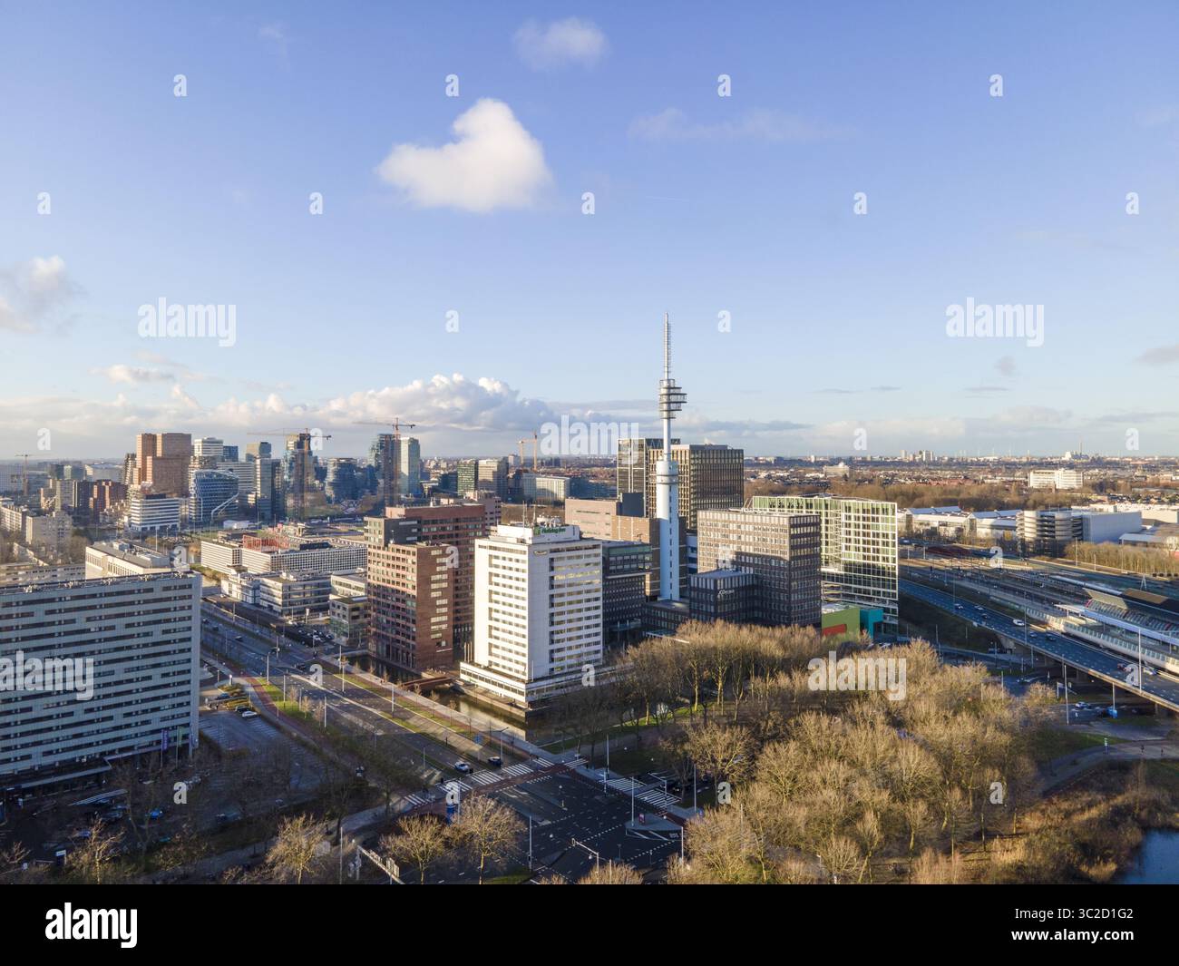 Aus der Vogelperspektive auf moderne Gebäude und Strukturen unter klarem Himmel, die die architektonische Vielfalt und die urbane Landschaft der Stadt, Amsterdam, Norden, veranschaulichen Stockfoto