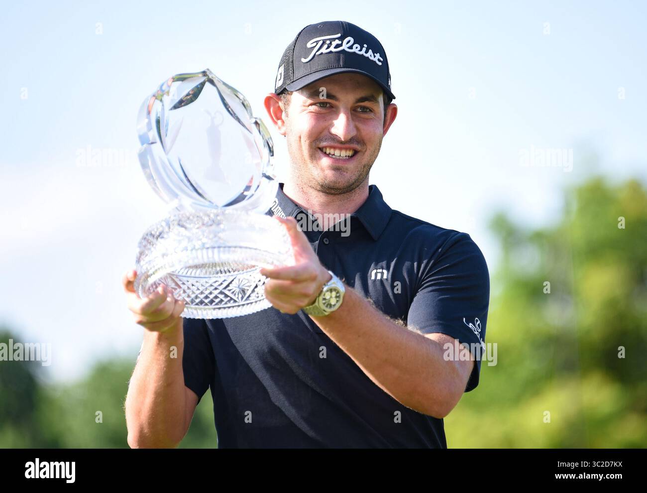 2. Juni 2019: Patrick Cantlay hebt die Trophäe für das Memorial Tournament nach dem Finale der Runde beim Memorial Day Tournament 2019, das von Nationwide im Muirfield Village Golf Club in Dublin, OH, präsentiert wurde. Austyn McFadden/CSM(Kreditbild: &Copy; Austyn McFadden/CSM via ZUMA Wire) Stockfoto