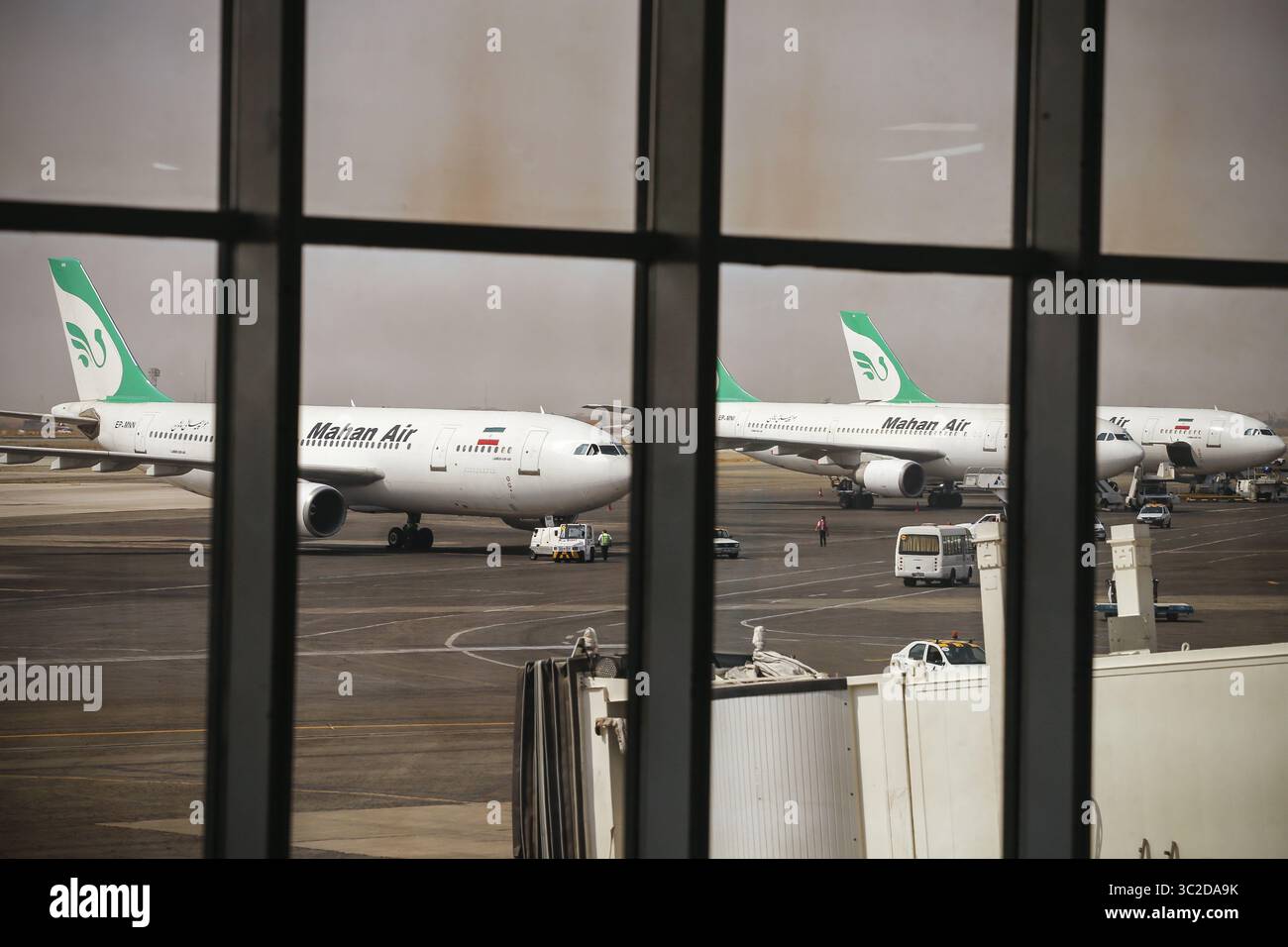 10. Oktober 2018 - Teheran, Teheran, IRAN - Blick auf den internationalen Flughafen Mehrabad in Teheran, Iran. Der internationale Flughafen Mehrabad ist der kleinere von zwei internationalen Flughäfen, die Teheran, die iranische Hauptstadt, bedienen. Bis 2007 und vor dem Bau des größeren neuen Flughafens von Tehranâ war Mehrabad Teherans wichtigster Flughafen im internationalen und inländischen Verkehr, aber nach 2007 wurden internationale Flüge auf den Internationalen Flughafen Imam Khomeini umgestellt. Alle internationalen Flüge in Teheran werden derzeit vom Internationalen Flughafen Imam Khomeini angeflogen, und alle Inlandsflüge werden von diesem Ai angeflogen Stockfoto