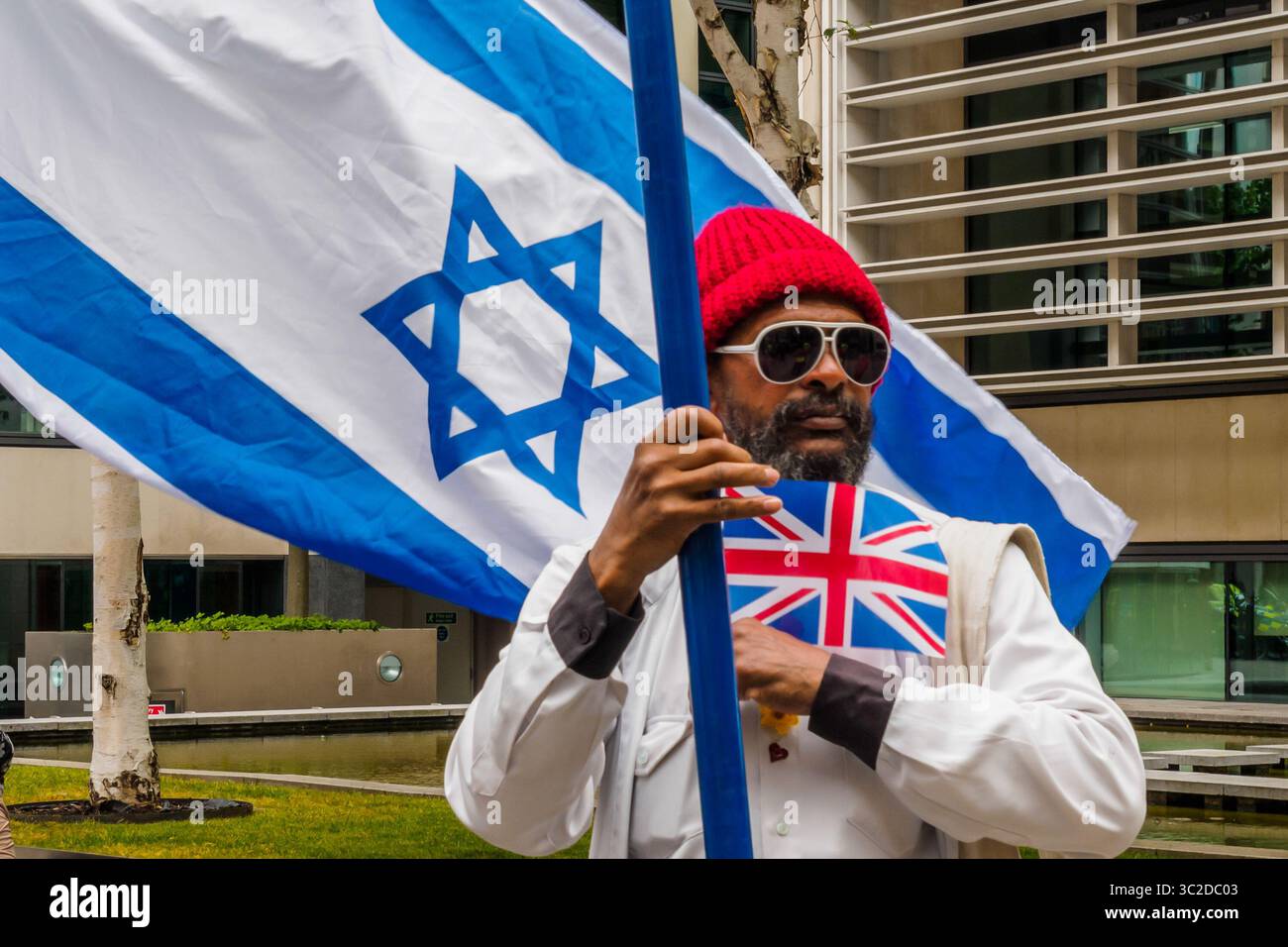 Juni 2019 – London, Großbritannien. Juni 2019. Zionisten und rechtsextreme Demonstranten waren gegen den jährlichen Al-Quds-tagesmarsch zur Unterstützung des unterdrückten Volkes Palästinas zu dessen Beginn außerhalb des Innenministeriums. Das 1979 im Iran begonnene Ereignis wurde von Imam Khomeini als nicht nur von Jerusalem, sondern als „ein Tag für die Unterdrückten, sich gegen die Arroganten zu erheben“ bezeichnet. Wie üblich gab es Proteste von zionistischen und rechten Gruppen gegen die Veranstaltung, die versuchten, den marsch zu blockieren, aber von der Polizei gezwungen wurden, sich langsam vor ihm zu bewegen. Peter Marshall IMAGESLIVE (Kreditbild: © Peter Marsh Stockfoto