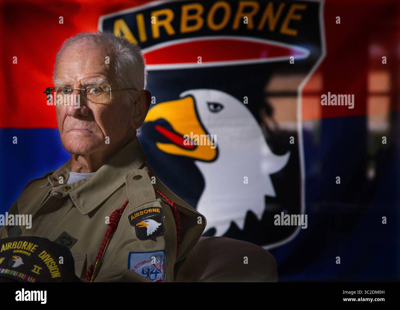 29. Mai 2019: San Diego, CA, USA: Tom Rice, Fallschirmjäger der 101. Luftlandedivision und Teil der D-Day-Invasion des Zweiten Weltkriegs durch die Alliierten Frankreichs, um den von Deutschland besetzten Nordwesten Europas von der Nazi-Kontrolle zu befreien, fotografiert in seinem Haus in Coronado, Kalifornien, am 28. Mai 2019. Jetzt 97, am 5. Juni wird er wieder über Frankreich fallen. Dieses Mal wird er einen Tandemsprung machen, Teil der 75. Jahrestagung des D-Day. (Kreditbild: © TNS via ZUMA Wire) Stockfoto