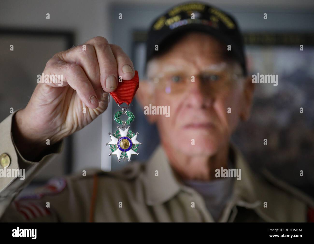 29. Mai 2019: San Diego, CA, USA: Tom Rice, Fallschirmjäger der 101. Luftlandedivision und Teil der Invasion der Alliierten in Frankreich im Zweiten Weltkrieg, um den von Deutschland besetzten Nordwesten Europas von der NS-Kontrolle zu befreien, erhielt die französische Ehrenlegion von der französischen Regierung. Fotografiert in seinem Haus in Coronado, Kalifornien, am 28. Mai 2019. Jetzt 97, am 5. Juni, wird er wieder mit dem Fallschirm über Frankreich fliegen, Teil des 7. Jahrestages des D-Day. Dieses Mal macht er einen Tandemsprung. (Kreditbild: © TNS via ZUMA Wire) Stockfoto