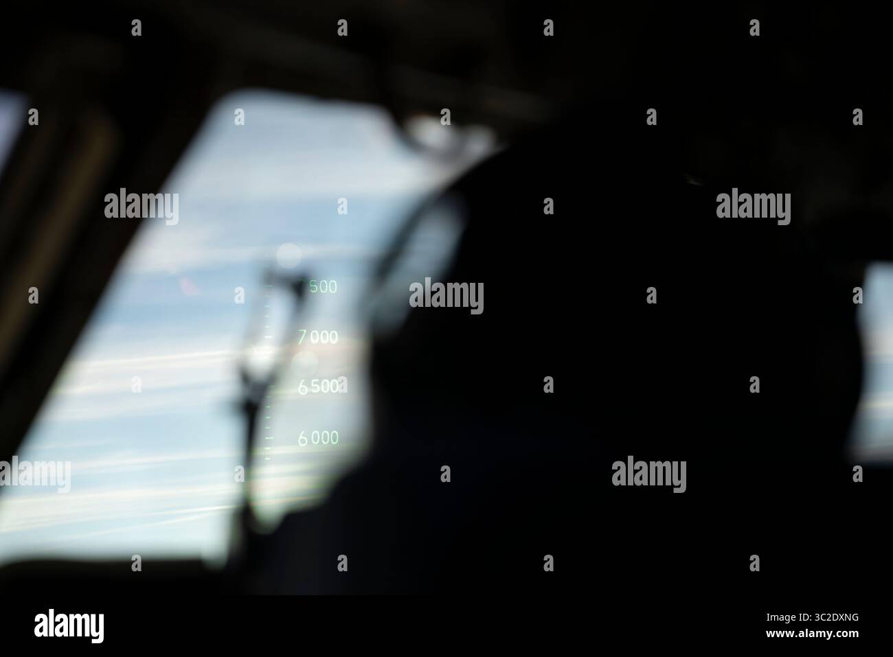 Eine Besatzung der US-Luftwaffe, 535th Airlift Squadron, klettert, um die Haltung eines C-17 Globemasters zu erhöhen, während sie eine Blut- und Truppentransportmission über Queensland, Australien, während Übung Talisman Sabre 2025 am 22. Juli 2025 unterstützt. Talisman Sabre ist die größte bilaterale militärische Übung zwischen Australien und den Vereinigten Staaten, die einen freien und offenen Indopazifik vorantreibt, indem die Beziehungen und die Interoperabilität zwischen wichtigen Verbündeten und Partnern gestärkt werden und gleichzeitig unsere kollektiven Fähigkeiten zur Reaktion auf eine Vielzahl potenzieller Sicherheitsbedenken verbessert werden. (Foto-Illustration der US-Armee von Sgt. 1 Stockfoto