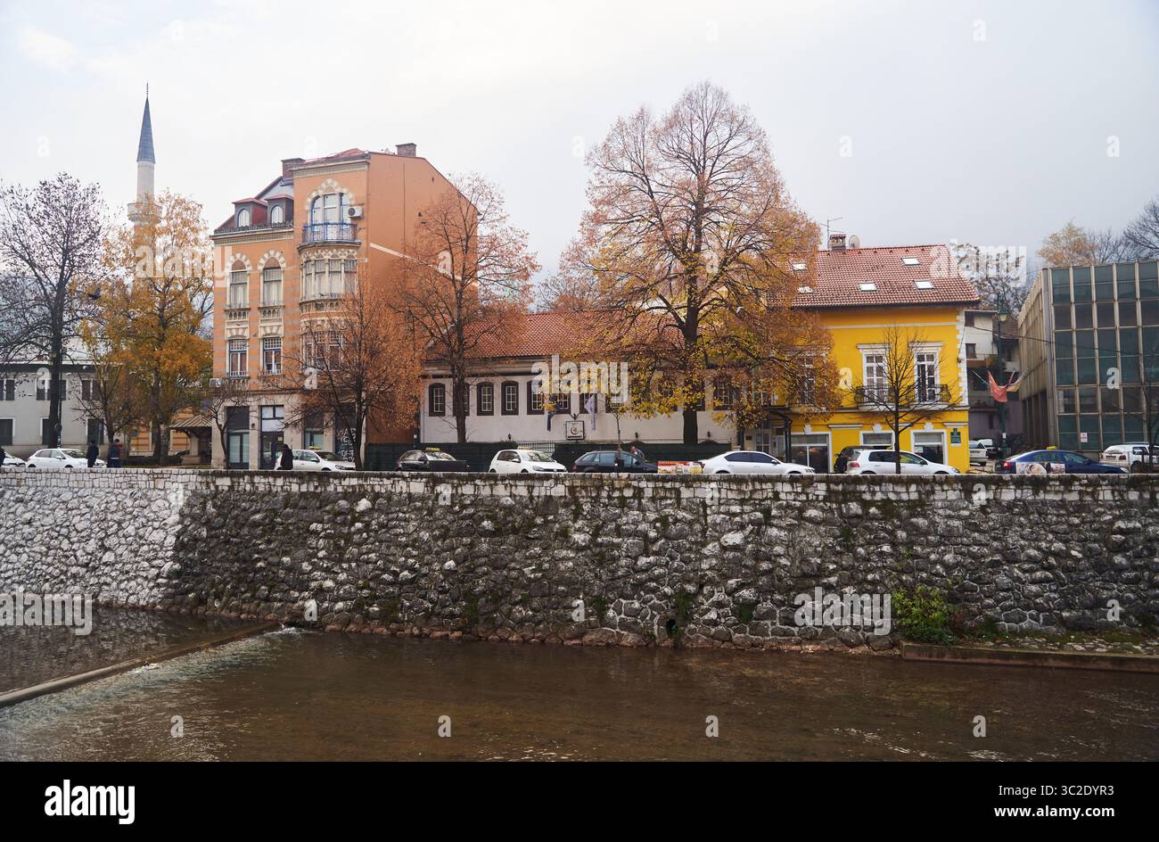 Sarajevo, Bosnien - 2. Dezember 2022: Charmante Architektur am Fluss im Herbst Eine wunderschöne Mischung aus Natur und Stadtleben im Herbst Stockfoto