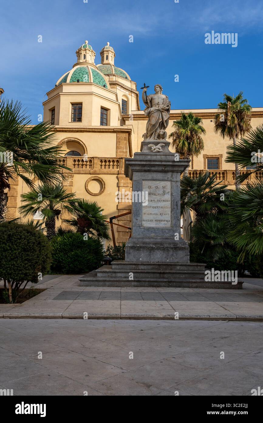 Marmorstatue und Kuppel der historischen Kirche in Mazara del Vallo Stockfoto