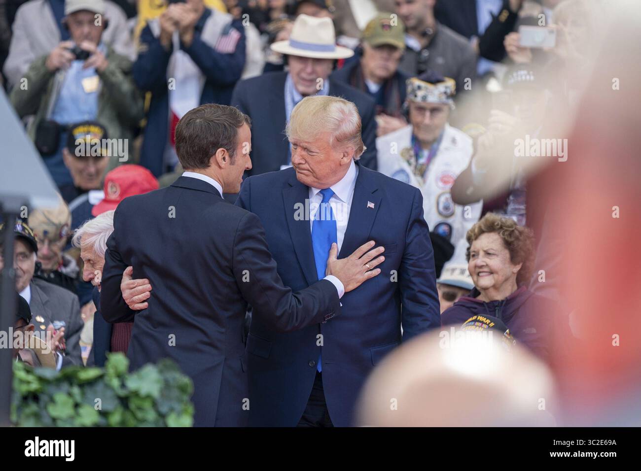 6. Juni 2019: Colleville-Sur-Mer, Normandie, Frankreich – US-Präsident Donald Trump begrüßt den französischen Präsidenten Emmanuel Macron während der Gedenkfeier zum 75. D-Day-Jubiläum auf dem amerikanischen Friedhof der Normandie am 6. Juni 2019 in Colleville-sur-Mer, Frankreich. Tausende haben sich in der Normandie zusammengefunden, um den 75. Jahrestag der Operation Overlord, der alliierten Invasion im Zweiten Weltkrieg, auch bekannt als D-Day, zu feiern. (Bild: © Shealah Craighead Via ZUMA Wire) Stockfoto