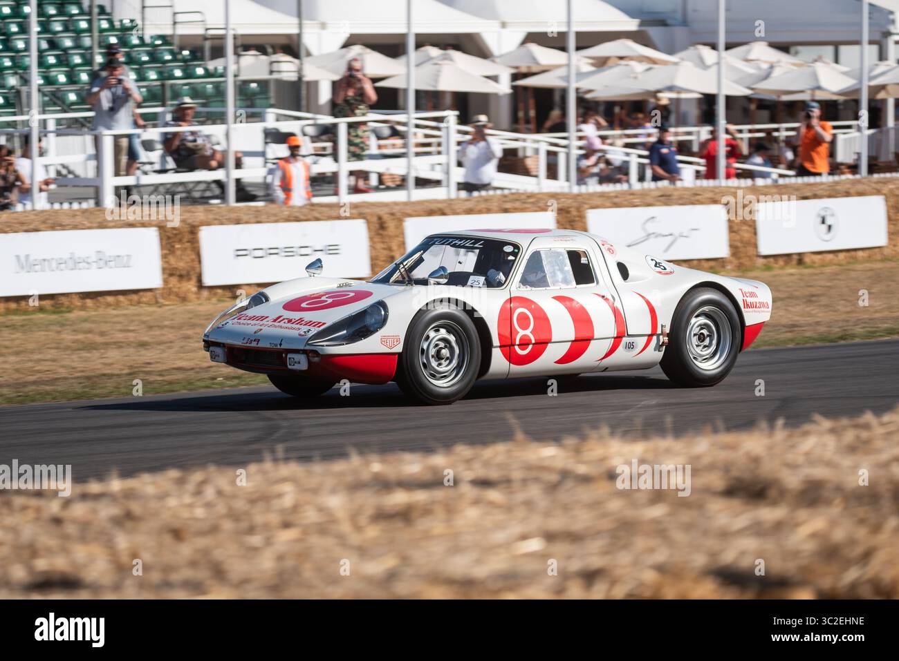 Porsche 904 Rennwagen, der beim Goodwood Festival of Speed 2025 auf der Berglaufstrecke fährt. Porsche Art Car von Daniel Arsham und Team Ikuzawa Stockfoto