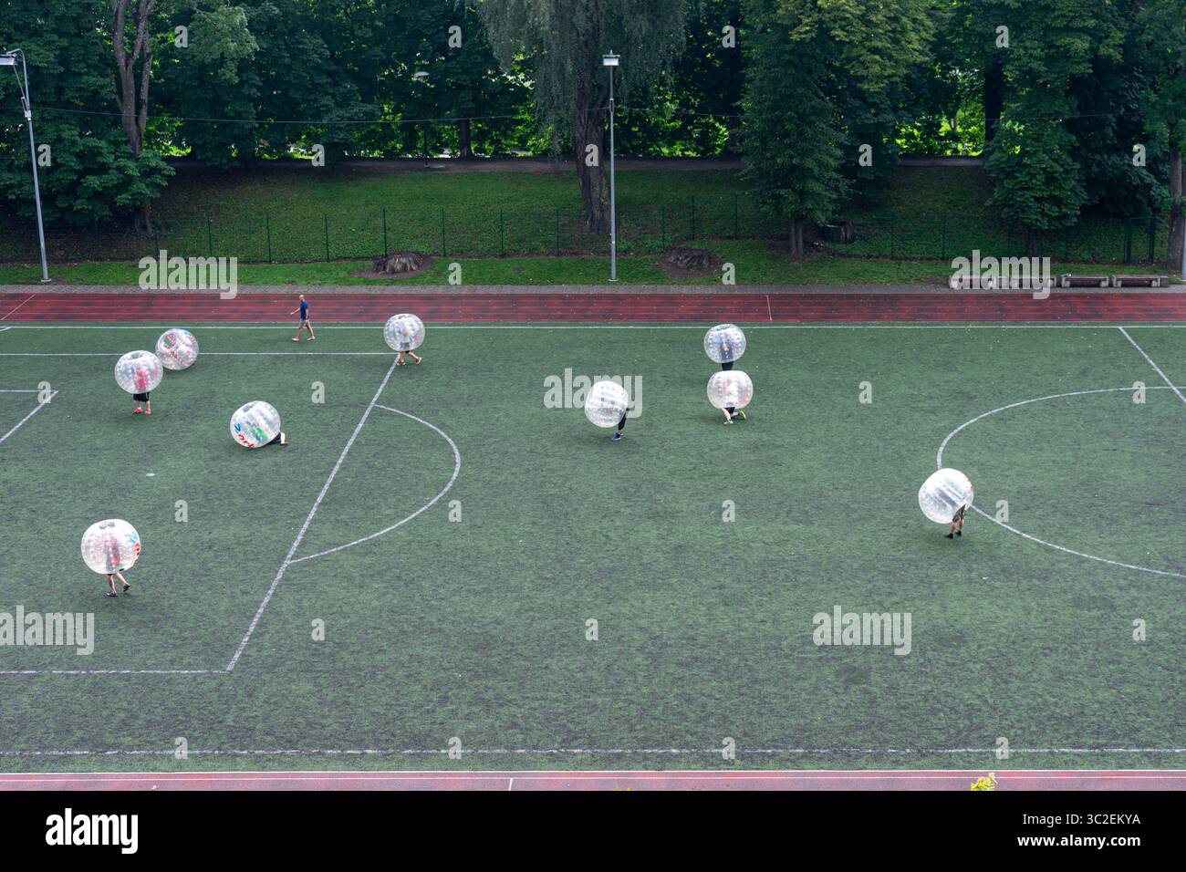 Bubble Soccer Match auf lebendigem Kunstrasen – Active Outdoor Team Sport Stockfoto