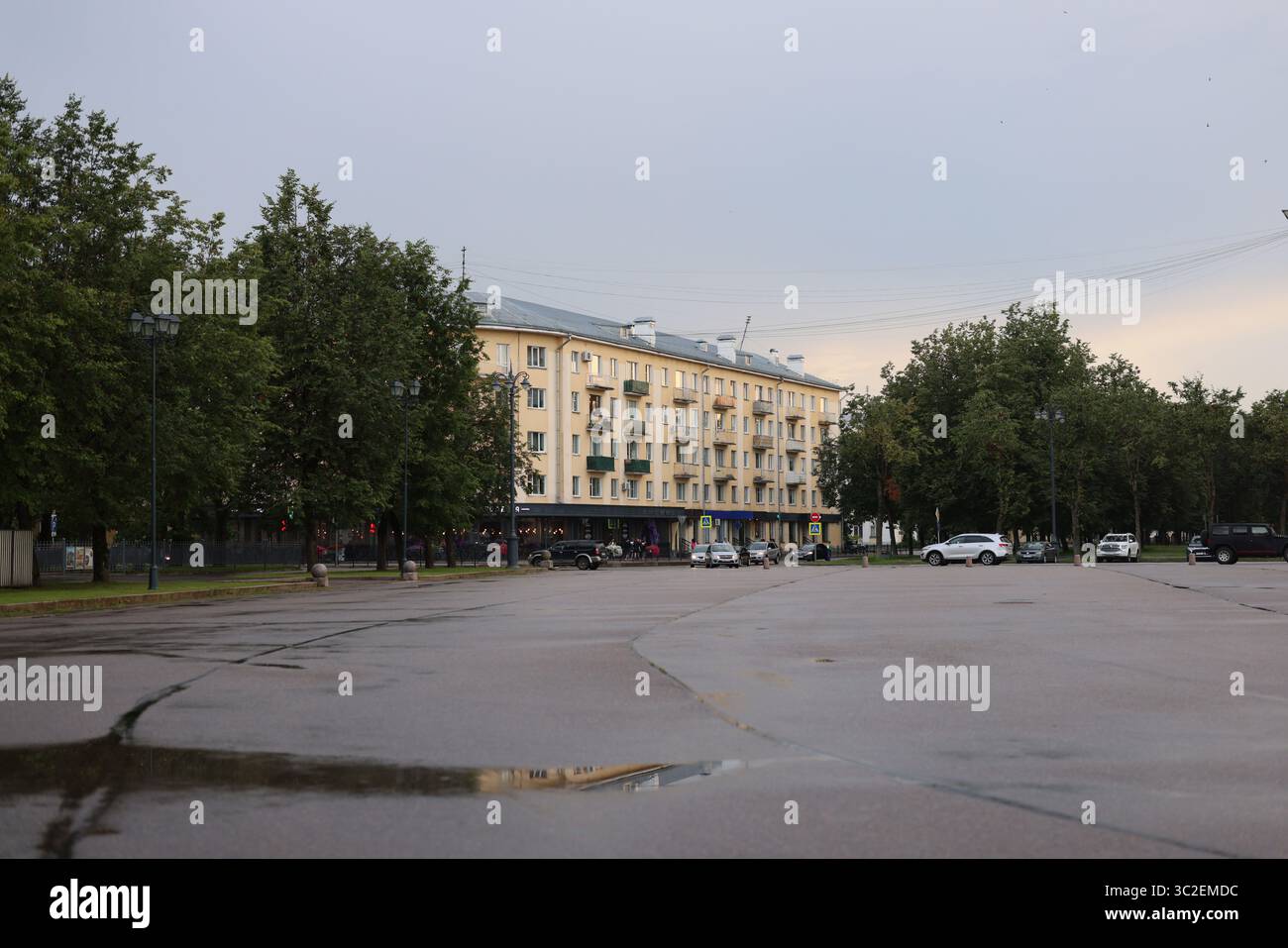 Eine atemberaubende urbane Landschaft mit einem historischen Wohngebäude mit Bäumen Stockfoto