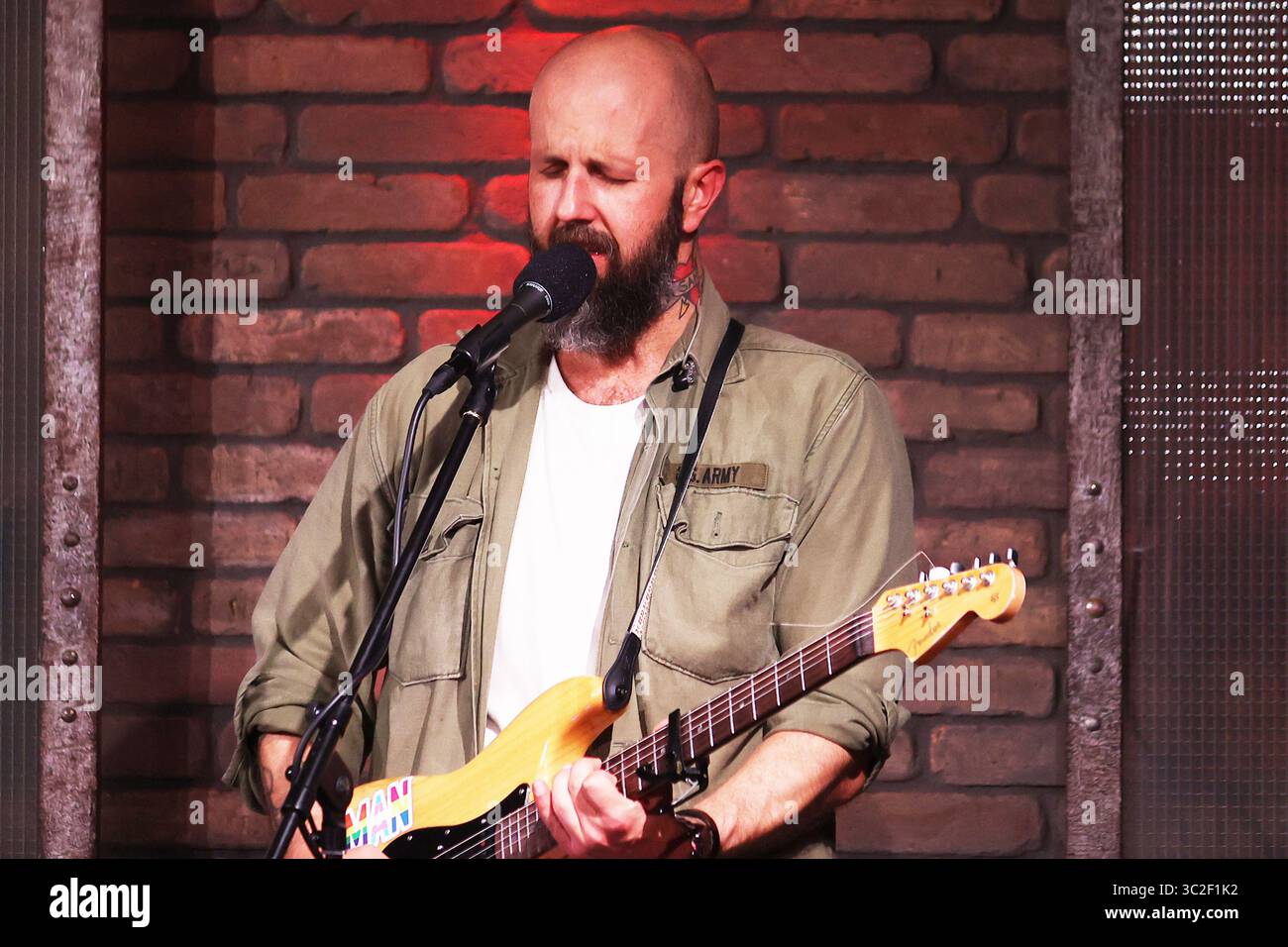 Der US-amerikanische Sänger und Songwriter William Fitzsimmons tritt im Akvárium Klub in Budapest auf Stockfoto