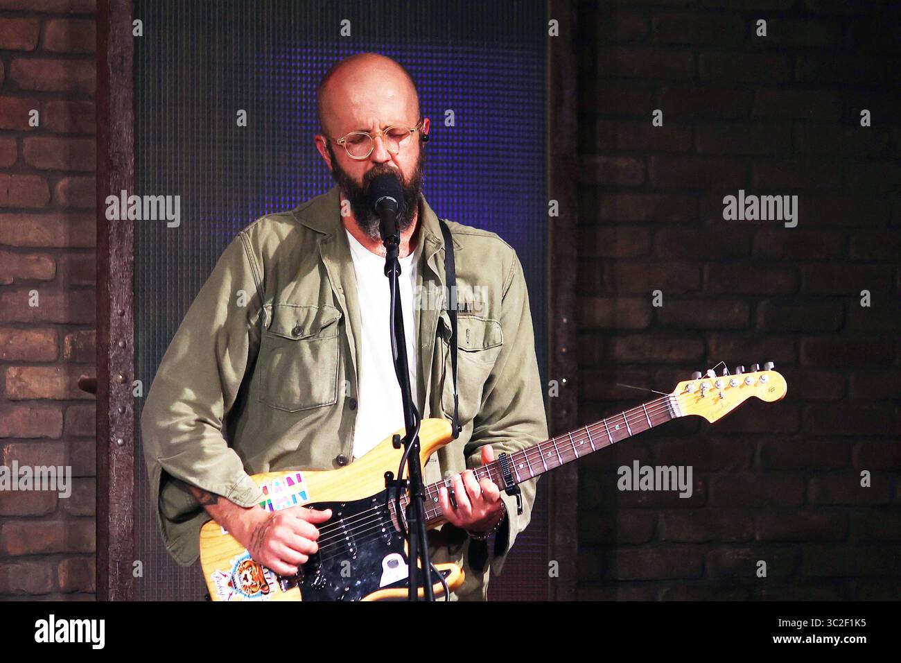 Der US-amerikanische Sänger und Songwriter William Fitzsimmons tritt im Akvárium Klub in Budapest auf Stockfoto