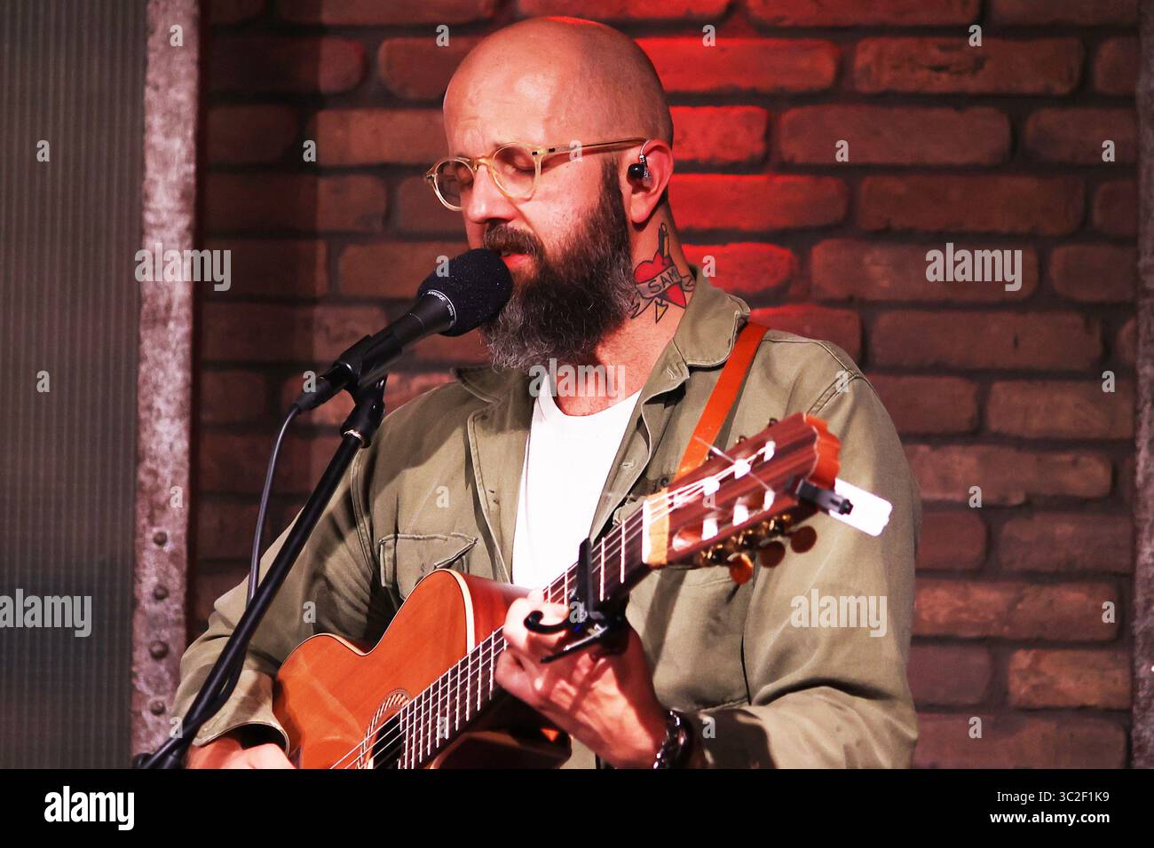 Der US-amerikanische Sänger und Songwriter William Fitzsimmons tritt im Akvárium Klub in Budapest auf Stockfoto