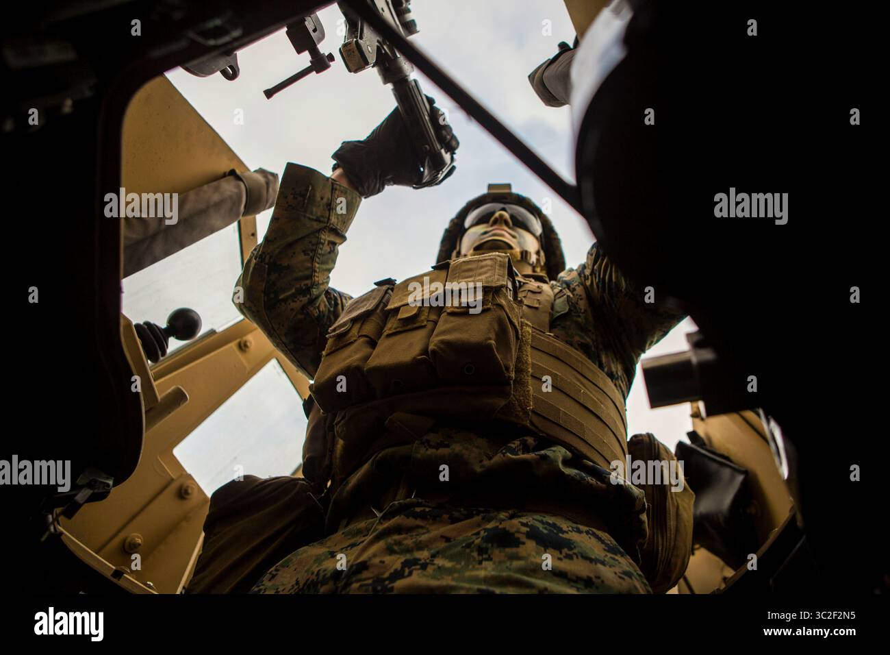 5. Juni 2019 - Setermoen, Norwegen - Ein US-Marine mit Marine Rotationskraft-Europe 19.2, Marine Forces Europe and Africa, stellt Sicherheit während der Übung Thunder Rentier 19 in Setermoen, Norwegen, 5. Juni 2019. Thunder Rentier 19 ist eine multilaterale Übung mit kombinierten Waffen, die die Interoperabilität zwischen der norwegischen Armee und dem US-Marine-Korps verbessert. (Kreditbild: © U.S. Marines/ZUMA Wire/ZUMAPRESS.com) Stockfoto