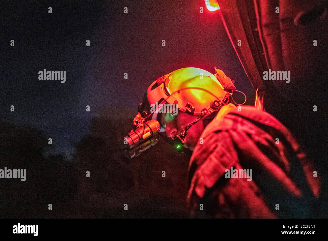 Juni 2019 - Combined Arms Training Center Ca, Shizuoka, Japan - Tech. Sgt. Nicholas Poe, 459th Airlift Squadron Special Missions Aviator, führt eine visuelle Exformation mit Nachtsichtbrille durch, bevor er am 4. Juni 2019 von einer Landezone im Combined Arms Training Center Camp Fuji, Japan, abhebt. Die 459. SO häufig trainiert sie in einer Vielzahl von Szenarien, um auf potenzielle reale Notfälle und Operationen vorbereitet zu bleiben. (Bild: © U.S. Air Force/ZUMA Wire/ZUMAPRESS.com) Stockfoto
