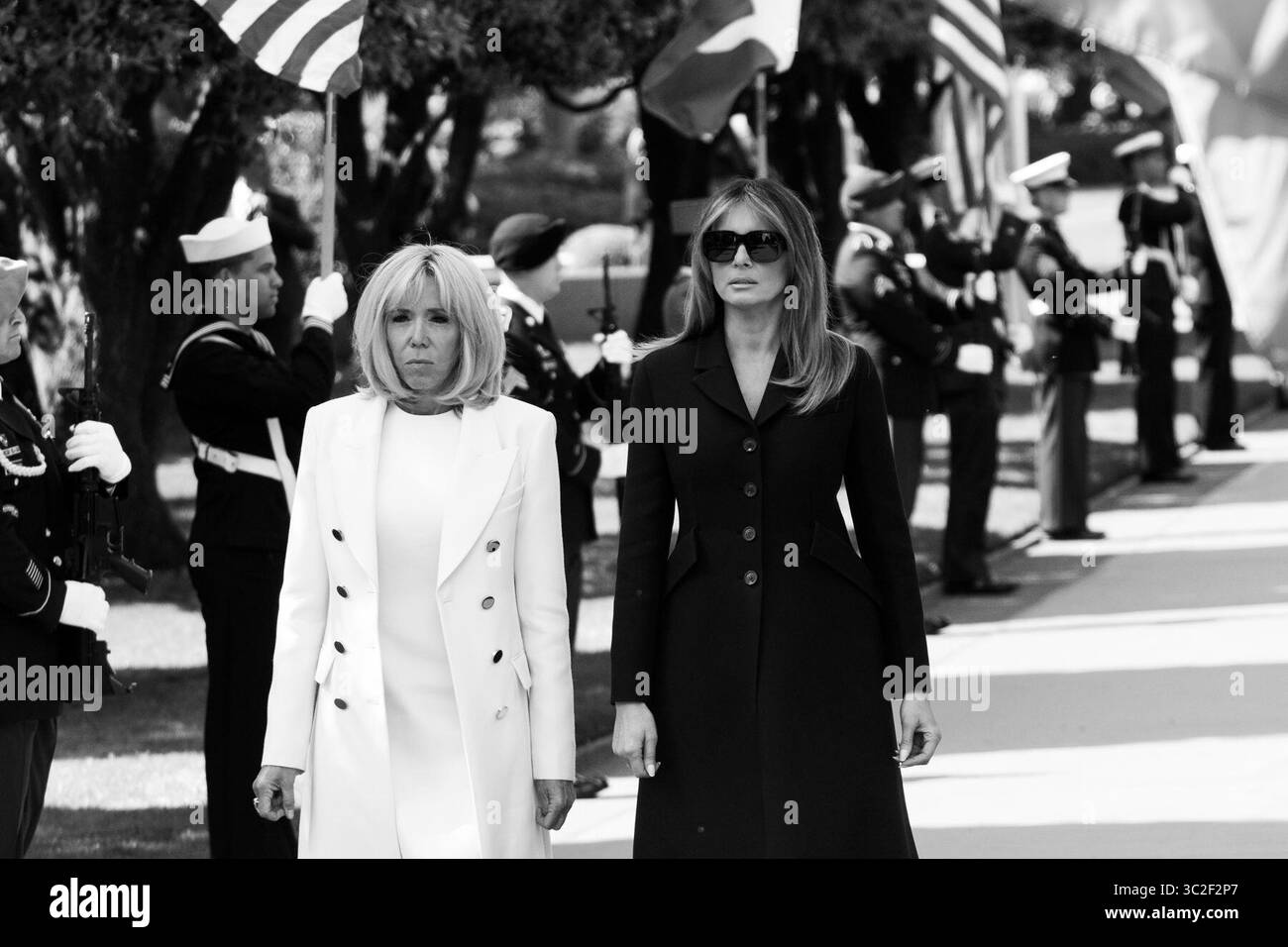 6. Juni 2019, Normandie, Frankreich: Präsident Donald J. Trump und First Lady Melania gehen mit dem französischen Präsidenten Emmanuel Macron und seiner Frau Brigitte Macron auf dem Weg zum Omaha Beach Overlook Donnerstag, 6. Juni 2019, auf dem amerikanischen Friedhof der Normandie in der Normandie, Frankreich. (Bild: © Weiße Haus/ZUMA Wire/ZUMAPRESS.com) Stockfoto