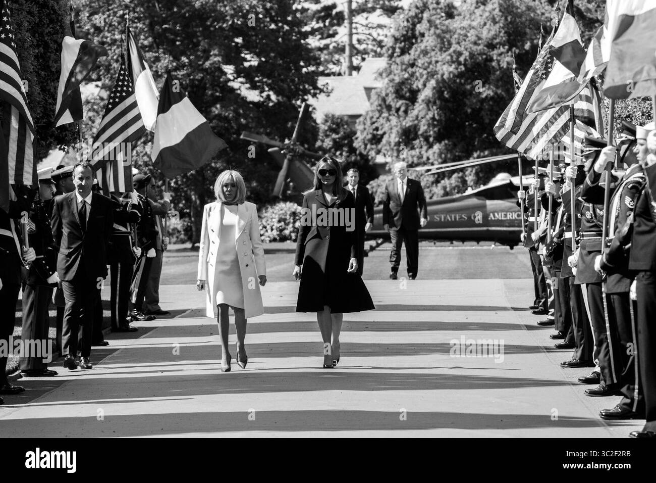 6. Juni 2019, Normandie, Frankreich: Präsident Donald J. Trump und First Lady Melania gehen mit dem französischen Präsidenten Emmanuel Macron und seiner Frau Brigitte Macron auf dem Weg zum Omaha Beach Overlook Donnerstag, 6. Juni 2019, auf dem amerikanischen Friedhof der Normandie in der Normandie, Frankreich. (Bild: © Weiße Haus/ZUMA Wire/ZUMAPRESS.com) Stockfoto