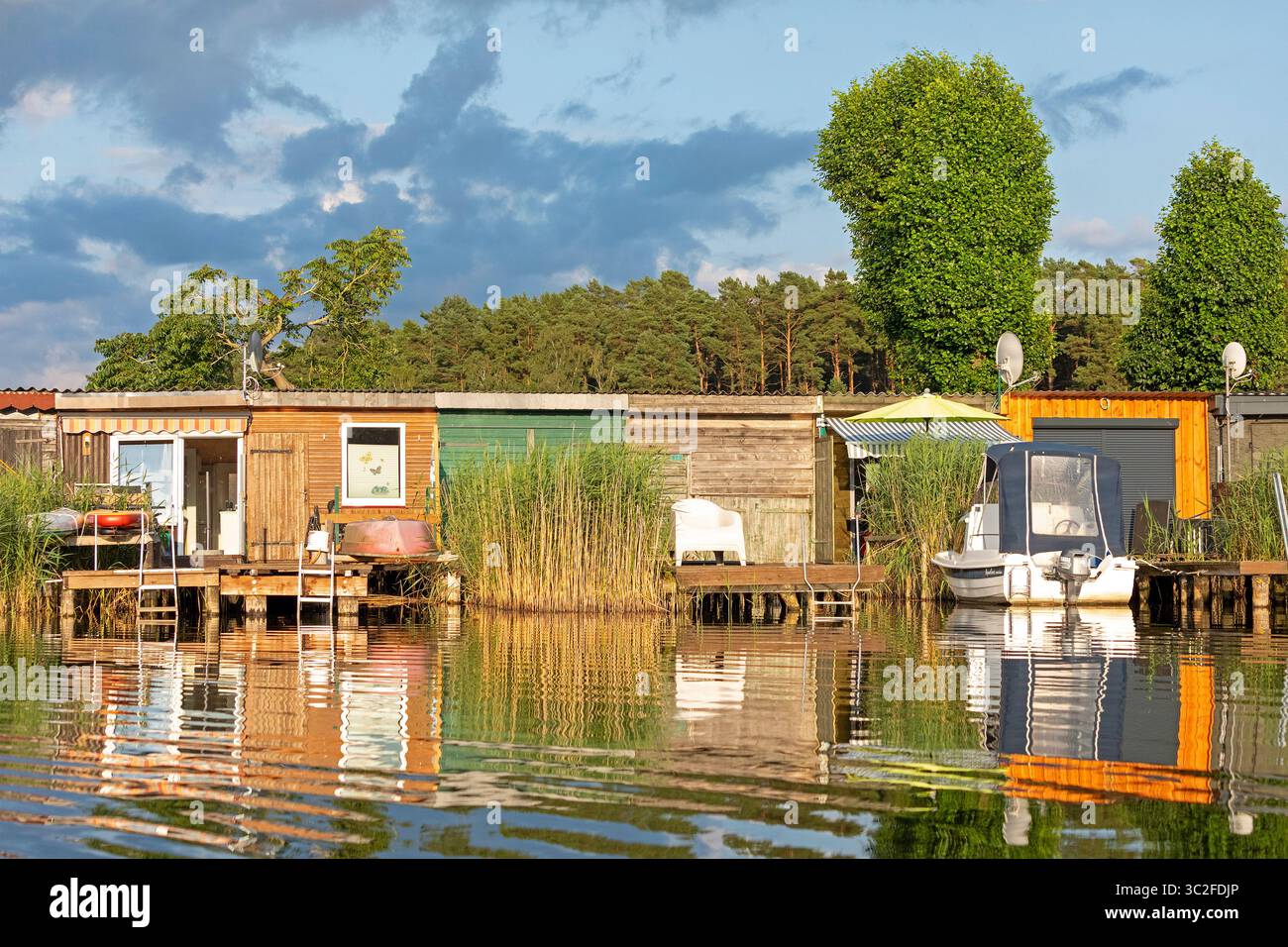 Bootshäuser, Ferienhäuser, Leppiner See, Rechlin, Mecklenburgische Seen, Mecklenburg-Vorpommern, Deutschland Stockfoto Bootshäuser, Ferienhäuser, Leppiner See, Rechlin, Mecklenburgische Seen, Mecklenburg-Vorpommern, Deutschland Stockfoto