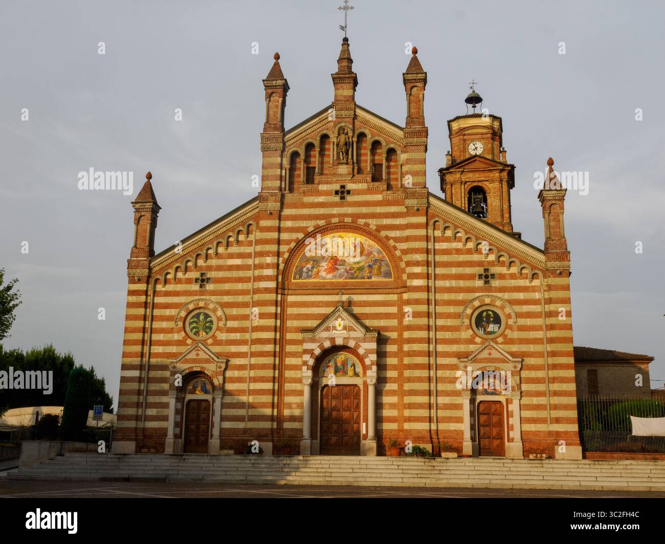 Fassade der historischen Kirche San Dalmazio in Quargnento, Provinz Alessandria, Piemont, Italien Stockfoto