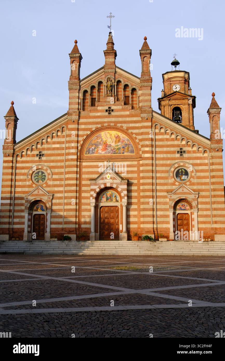 Fassade der historischen Kirche San Dalmazio in Quargnento, Provinz Alessandria, Piemont, Italien Stockfoto