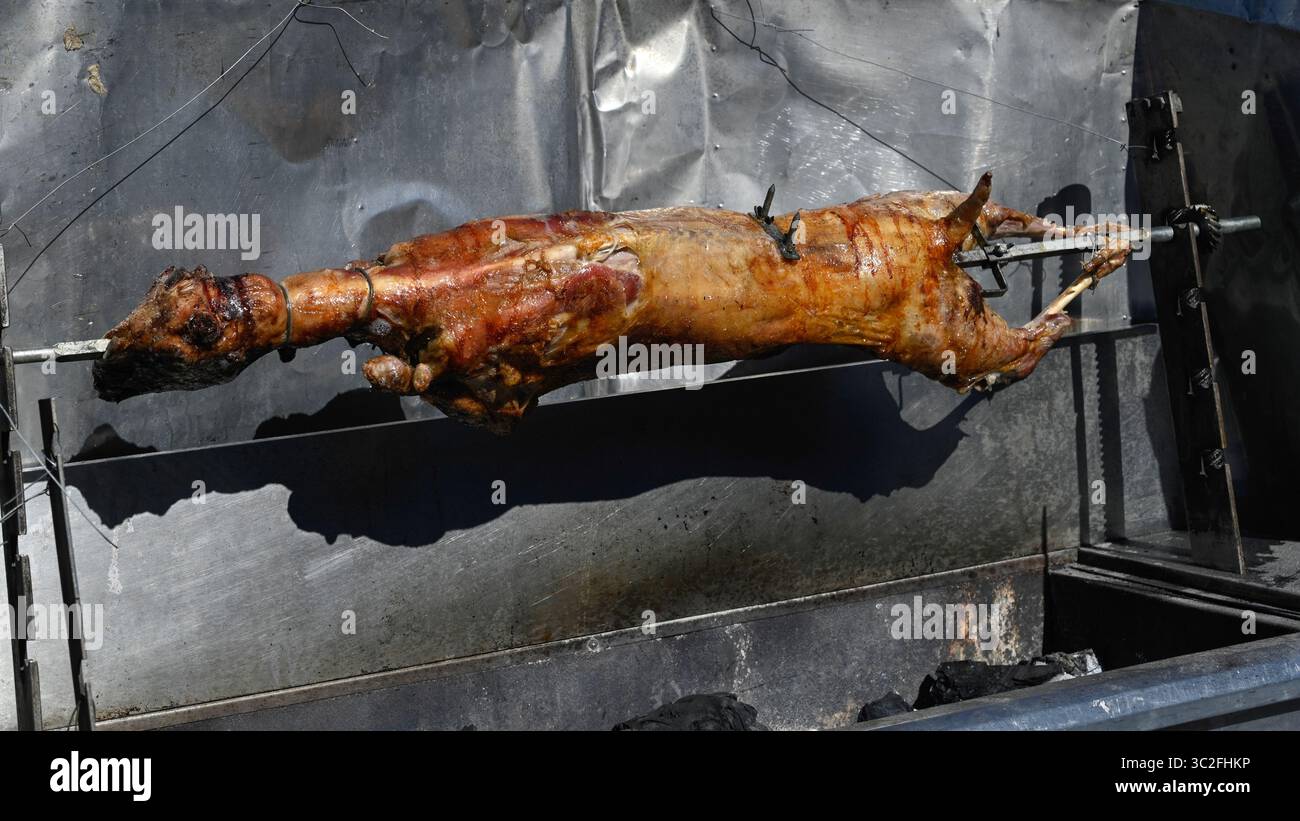 Ganzes Lamm auf Spieß gebratenem Grill Stockfoto
