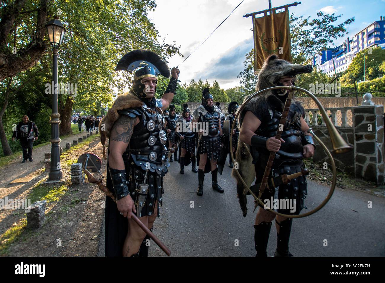 13. Juni 2019: Lugo, Spanien: Männer, die während des Auftritts beim Arde Lucus Festival als prätorianische Garde gekleidet sind. ARDE Lucus, das seit 2001 Ende Juni in der Stadt gefeiert wird, ist ein galizisches Festival von touristischem Interesse. Es belebt die gallaecianisch-römische Vergangenheit der Stadt und wurde begonnen, um ihrer Gründung zu gedenken. (Credit Image: © Brais G. Rouco/SOPA Images via ZUMA Wire) Stockfoto