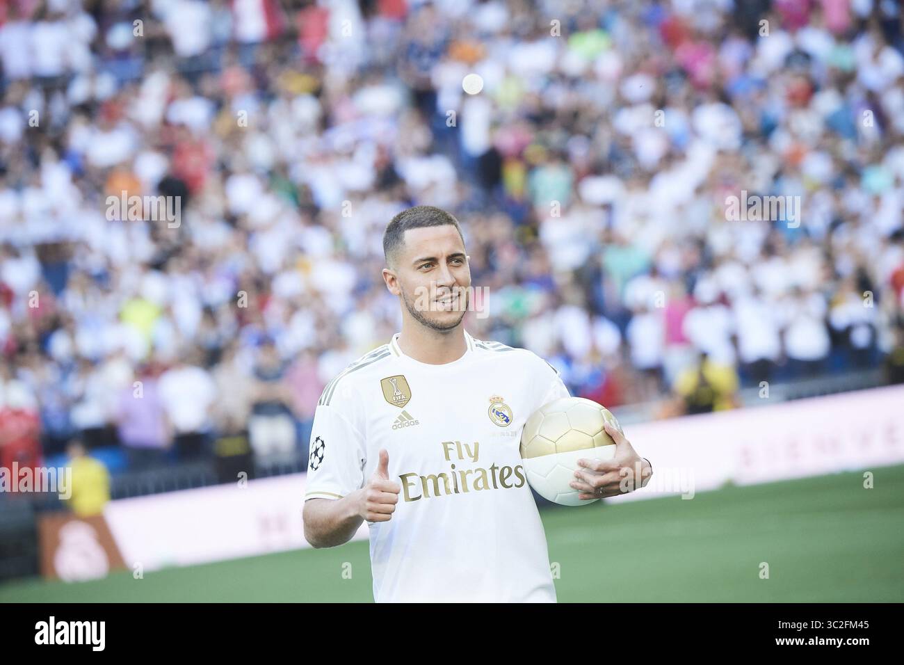 13. Juni 2019 - Madrid, Madrid, Spanien - New Real Madrid unterzeichnet Eden Hazard und zeigt seine Anerkennung für die Fans, als er am 13. Juni 2019 im Estadio Santiago Bernabeu in Madrid vorgestellt wird. (Bild: © Jack Abuin/ZUMA Wire) Stockfoto