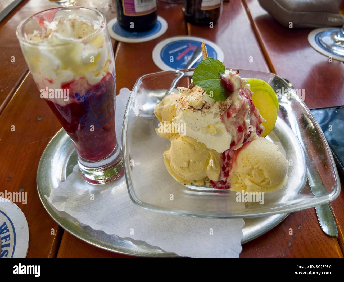 Das leckere Bananeneis mit der heißen Himbeermarmelade. Stockfoto
