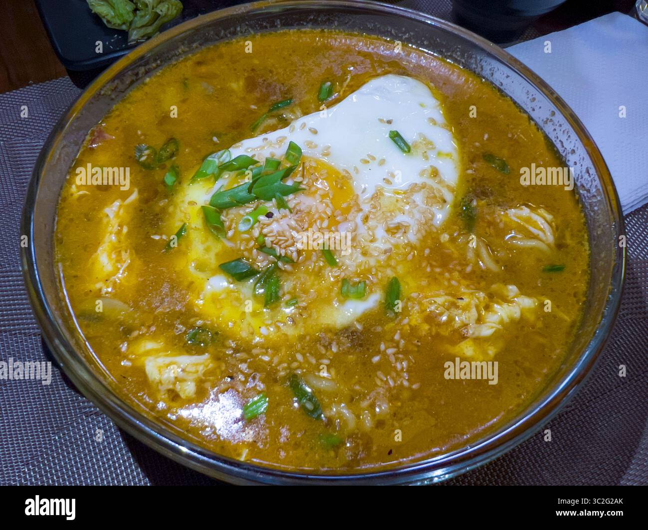 Die heiße Ramen-Suppe in einem japanischen Restaurant in Samarkand. Stockfoto