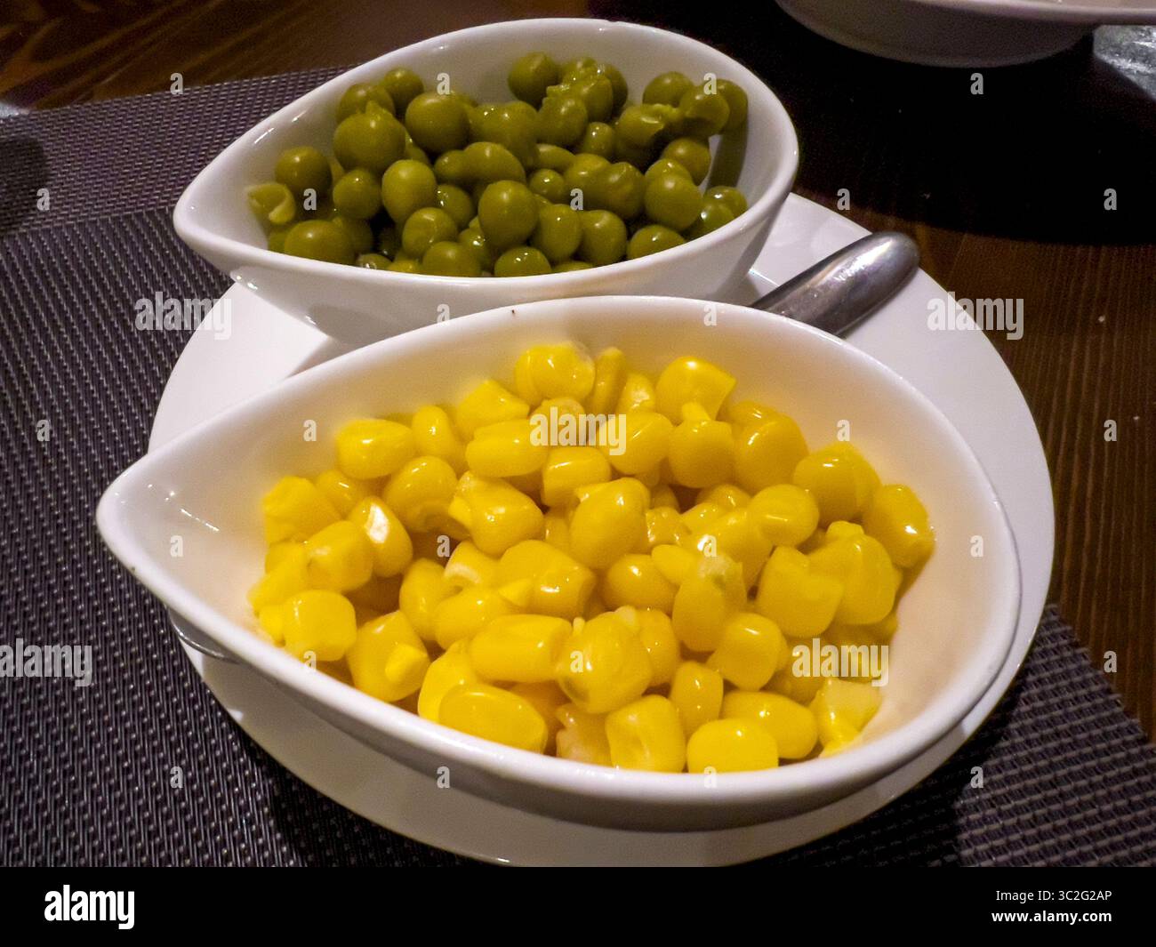 Die marinierten grünen Bohnen und Maiskerne werden als Beilage zum Hauptgericht serviert. Stockfoto