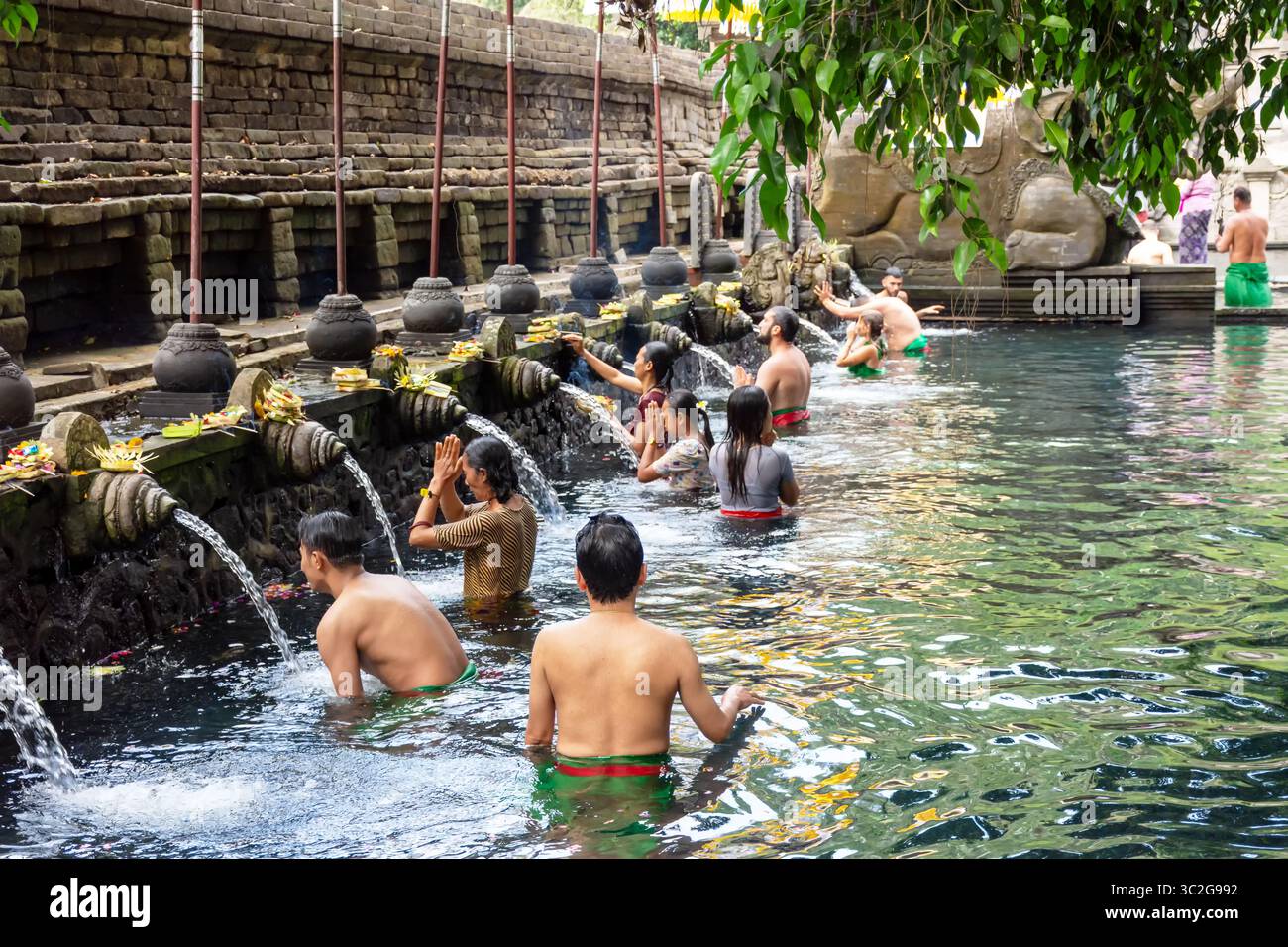 Bali, Indonesien – 17. September 2018: People Beting and Cleaning Ritual, auch bekannt als Melukat bei Pura Tirta Empul Tampaksiring Bali Stockfoto Bali, Indonesien – 17. September 2018: People Beting and Cleaning Ritual, auch bekannt als Melukat bei Pura Tirta Empul Tampaksiring Bali Stockfoto