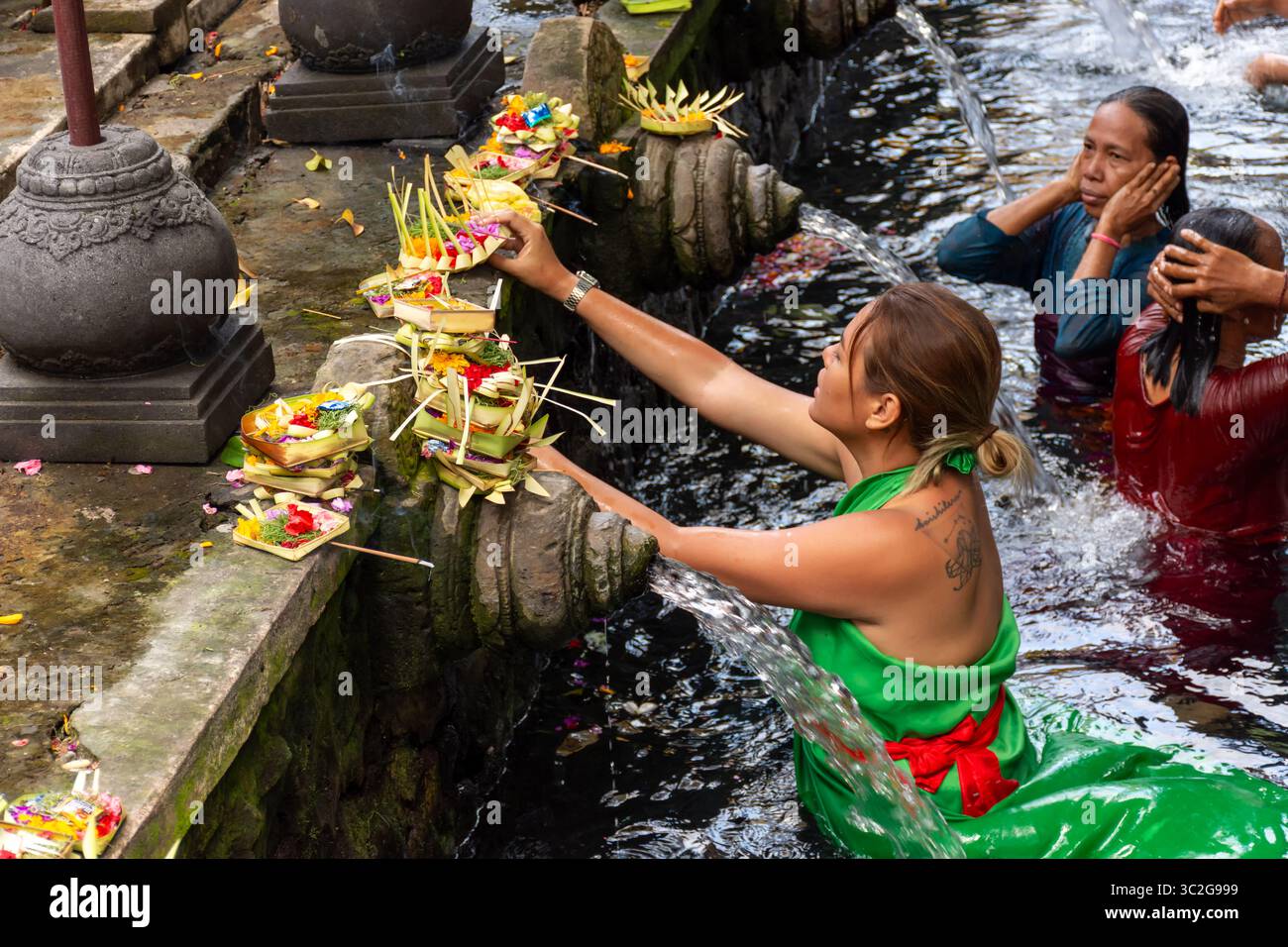 Bali, Indonesien – 17. September 2018: People Beting and Cleaning Ritual, auch bekannt als Melukat bei Pura Tirta Empul Tampaksiring Bali Stockfoto Bali, Indonesien – 17. September 2018: People Beting and Cleaning Ritual, auch bekannt als Melukat bei Pura Tirta Empul Tampaksiring Bali Stockfoto