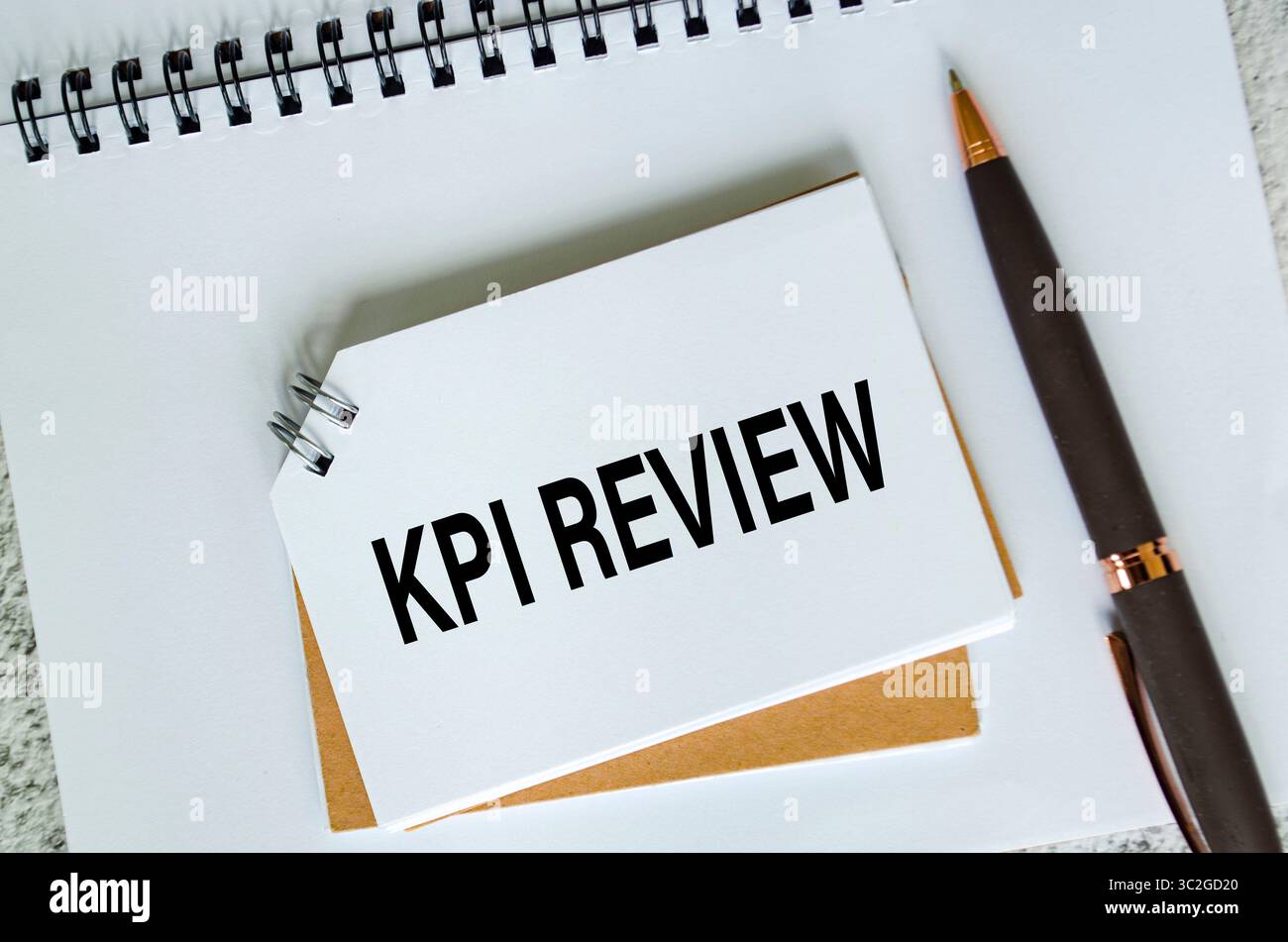 Text der Kennzahl auf weißem Notizblock. Business-KPI-Konzept Stockfoto