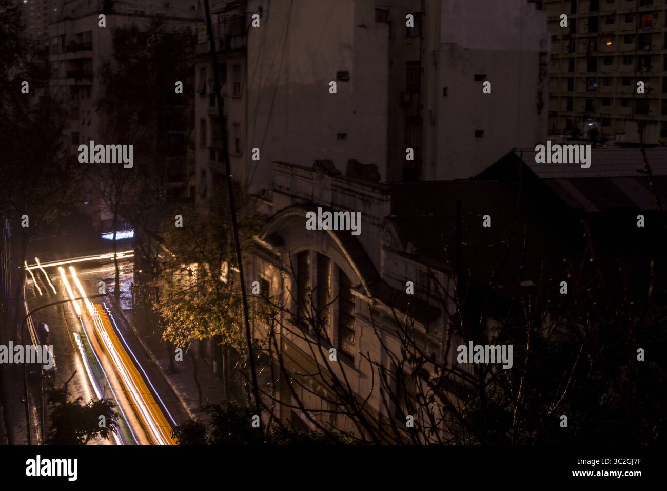 16. Juni 2019: Buenos Aires, Bundeshauptstadt Argetina – Mega General Blackout in Argentinien lässt das Dunkel von Argentinien bis Uruguay. In einem Drittel der Häuser in Argentinien war der Strom am Sonntag wiederhergestellt worden, nachdem am Morgen mehrere Millionen Menschen in ganz Argentinien und in Teilen des benachbarten Uruguay und Paraguay einen massiven Ausfall erlitten hatten. (Bild: © Roberto Almeida Aveledo/ZUMA Wire) Stockfoto