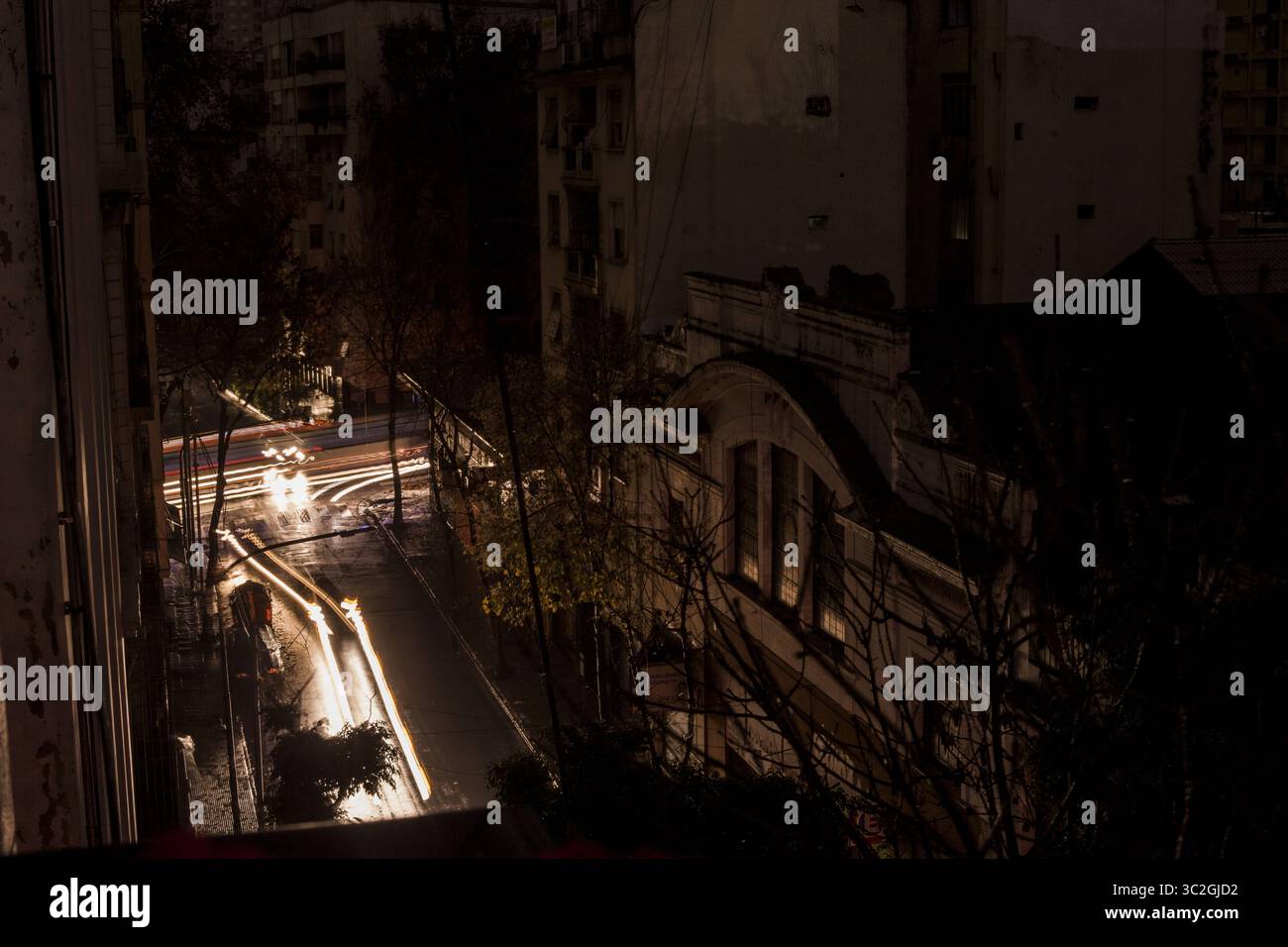 16. Juni 2019: Buenos Aires, Bundeshauptstadt Argetina – Mega General Blackout in Argentinien lässt das Dunkel von Argentinien bis Uruguay. In einem Drittel der Häuser in Argentinien war der Strom am Sonntag wiederhergestellt worden, nachdem am Morgen mehrere Millionen Menschen in ganz Argentinien und in Teilen des benachbarten Uruguay und Paraguay einen massiven Ausfall erlitten hatten. (Bild: © Roberto Almeida Aveledo/ZUMA Wire) Stockfoto