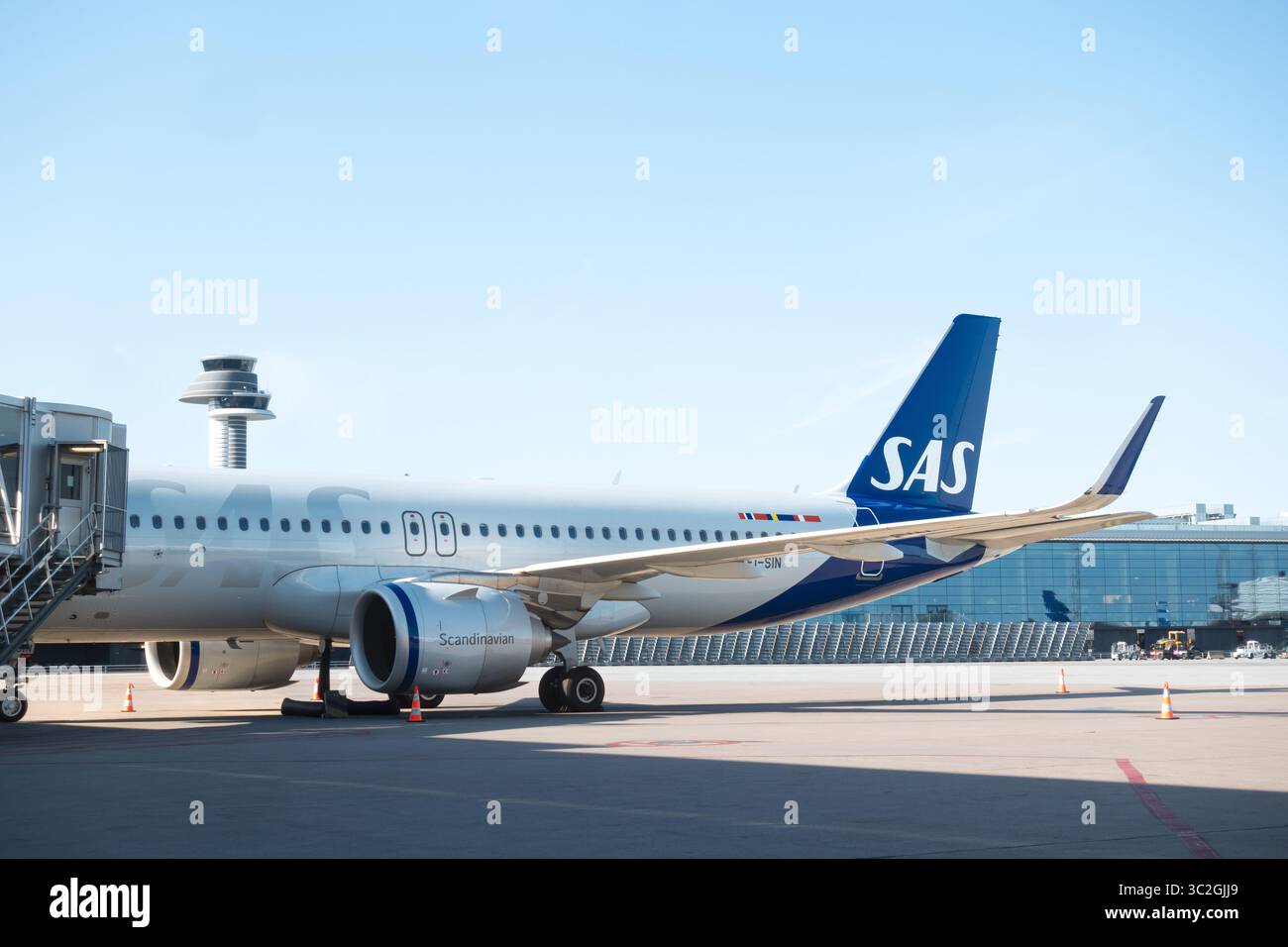 Flughafen Arlanda mit einem SAS Scandinavian Airlines Flugzeug mit Terminal 5 und Flugsicherungsturm im Hintergrund Stockfoto