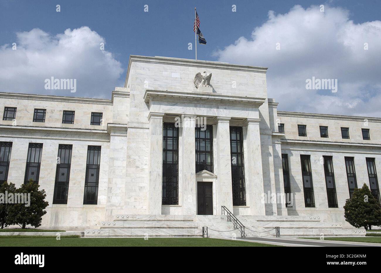 30. August 2013 – Washington, DC, USA – das Gebäude der Federal Reserve in Washington, D.C., wie am Freitag, 30. August 2013 gesehen. Ein trübes, unsicheres Wirtschaftsbild hat die Federal Reserve dazu veranlasst, die Richtung ihrer Zinspolitik neu zu bewerten. (Kreditbild: © TNS via ZUMA Wire) Stockfoto