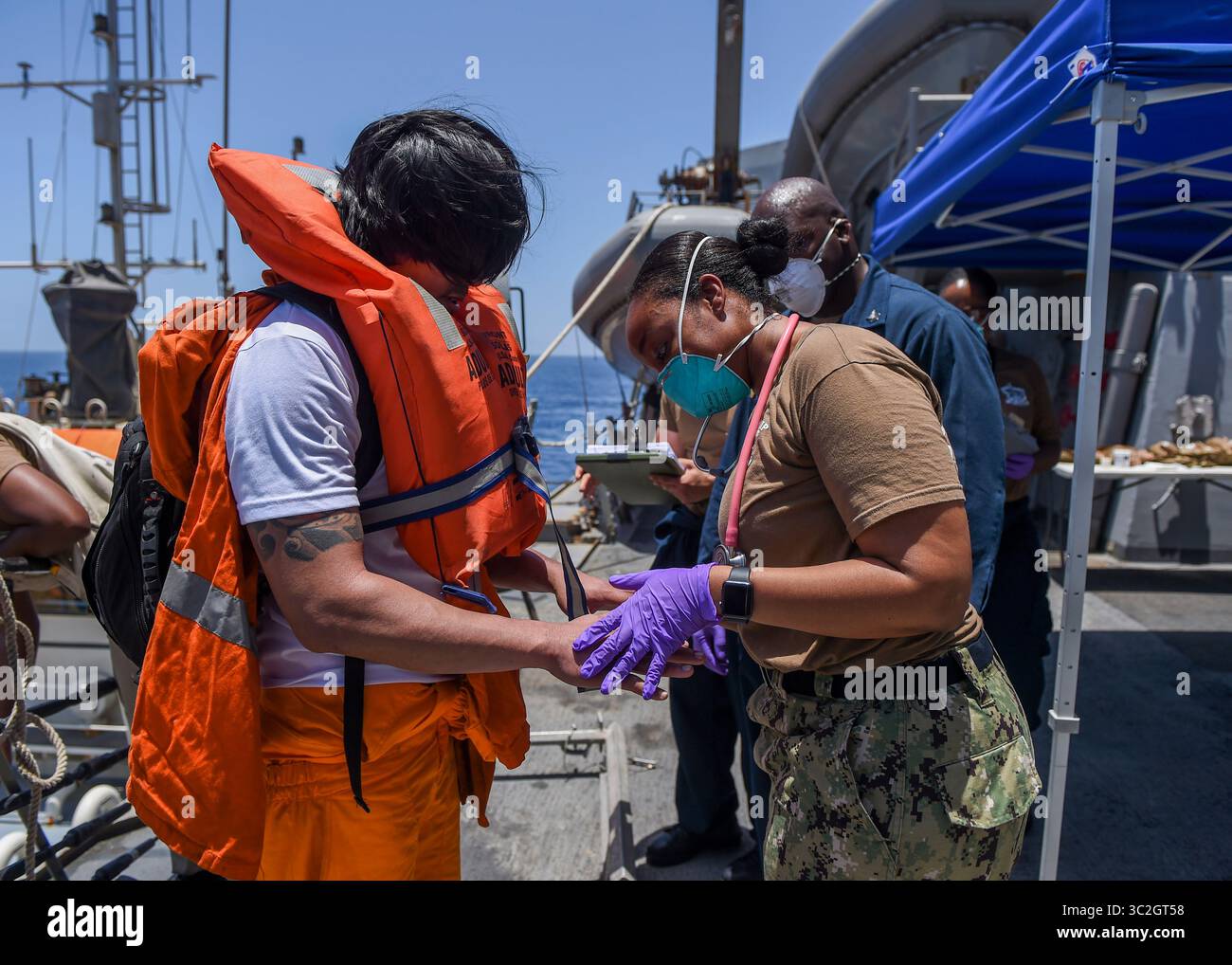 13. Juni 2019 - Golf von Oman - Seeleute an Bord des Lenkraketenzerstörers USS Bainbridge (DDG 96) der Arleigh-Burke-Klasse leisten mutig Hilfe für die Besatzung der M/V Kokuka. Bainbridge wird in den Einsatzgebieten der 5. US-Flotte eingesetzt, um Marineoperationen zu unterstützen, um die Stabilität und Sicherheit des Seeverkehrs in der Zentralregion zu gewährleisten, indem das Mittelmeer und der Pazifik durch den westlichen Indischen Ozean und drei strategische Drosselpunkte miteinander verbunden werden. (Kreditbild: © US Navy/Navy Office of Information/ZUMAPRESS.com) Stockfoto