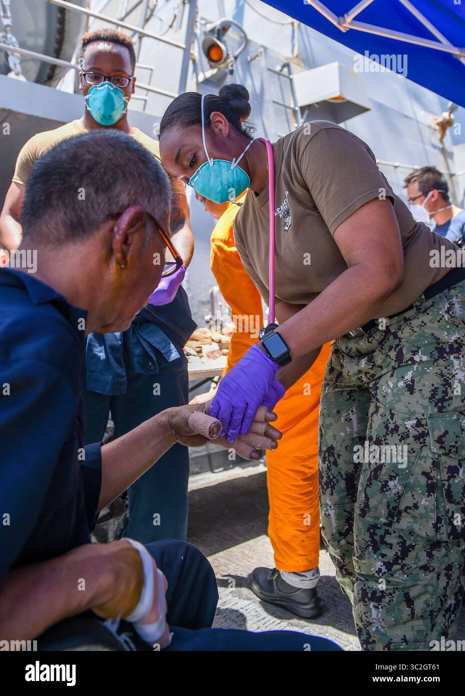 13. Juni 2019 - Golf von Oman - Seeleute an Bord des Lenkraketenzerstörers USS Bainbridge (DDG 96) der Arleigh-Burke-Klasse leisten mutig Hilfe für die Besatzung der M/V Kokuka. Bainbridge wird in den Einsatzgebieten der 5. US-Flotte eingesetzt, um Marineoperationen zu unterstützen, um die Stabilität und Sicherheit des Seeverkehrs in der Zentralregion zu gewährleisten, indem das Mittelmeer und der Pazifik durch den westlichen Indischen Ozean und drei strategische Drosselpunkte miteinander verbunden werden. (Kreditbild: © US Navy/Navy Office of Information/ZUMAPRESS.com) Stockfoto