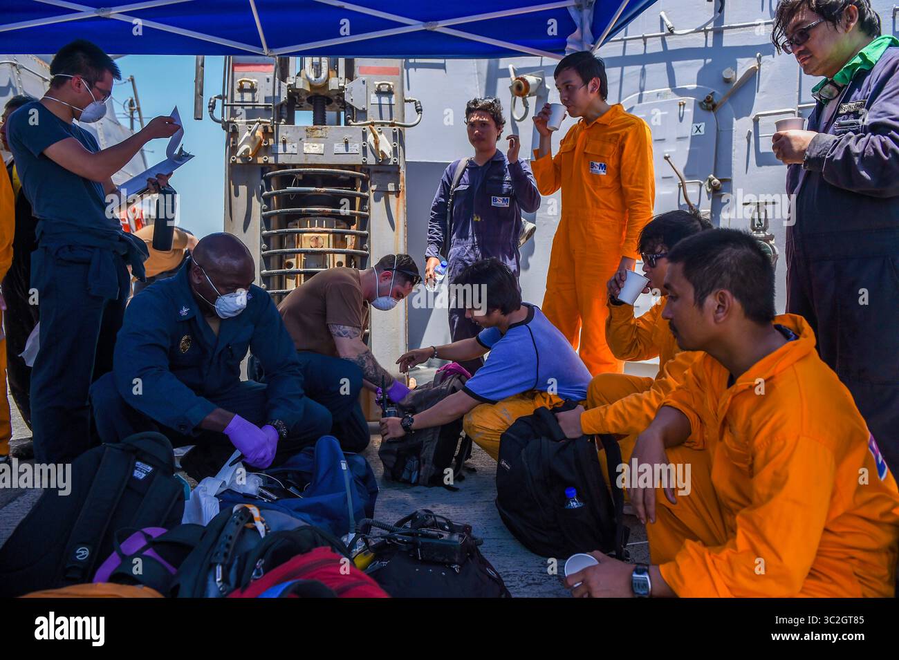 13. Juni 2019 - Golf von Oman - Seeleute an Bord des Lenkraketenzerstörers USS Bainbridge (DDG 96) der Arleigh-Burke-Klasse leisten mutig Hilfe für die Besatzung der M/V Kokuka. Bainbridge wird in den Einsatzgebieten der 5. US-Flotte eingesetzt, um Marineoperationen zu unterstützen, um die Stabilität und Sicherheit des Seeverkehrs in der Zentralregion zu gewährleisten, indem das Mittelmeer und der Pazifik durch den westlichen Indischen Ozean und drei strategische Drosselpunkte miteinander verbunden werden. (Kreditbild: © US Navy/Navy Office of Information/ZUMAPRESS.com) Stockfoto