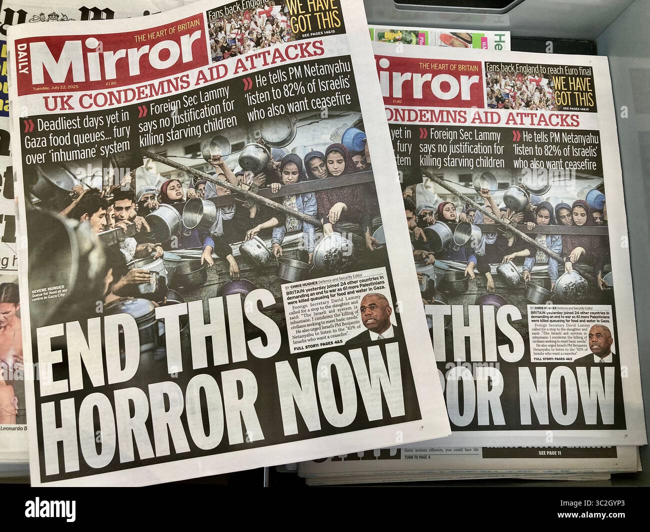 Titelseiten der britischen Boulevardzeitung über Israel startet Offensive auf Gaza-Hilfszentrum Stockfoto