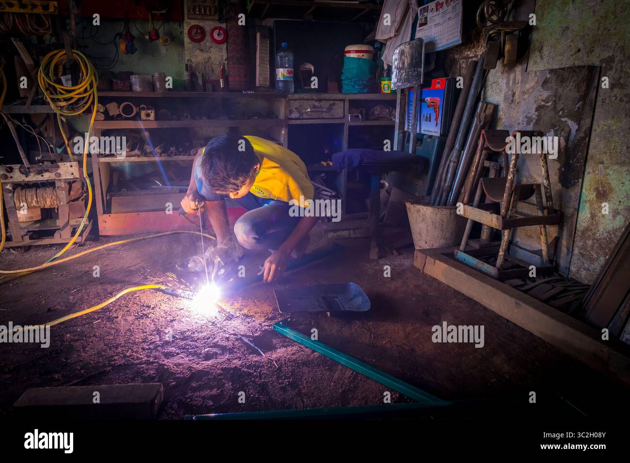 17. Januar 2019, Cox's Bazar, Bangladesch: Junger Schweißer ohne Schutzausrüstung in der kleinen örtlichen Metallwerkstatt. Die Sicherheit am Arbeitsplatz steht auf der Tagesordnung der Regierung von Bangladesch, da viele Menschen seit der Katastrophe in Rana Plaza die Arbeitsbedingungen im Land in Frage stellen. 2 Millionen junge Menschen kommen jedes Jahr auf den Arbeitsmarkt, sowohl formell als auch informell, weshalb dringend ein besseres Arbeitsaufsichtsmanagement und eine bessere Arbeitssicherheit erforderlich sind. (Bild: © Robert Pastryk/ZUMA Wire) Stockfoto