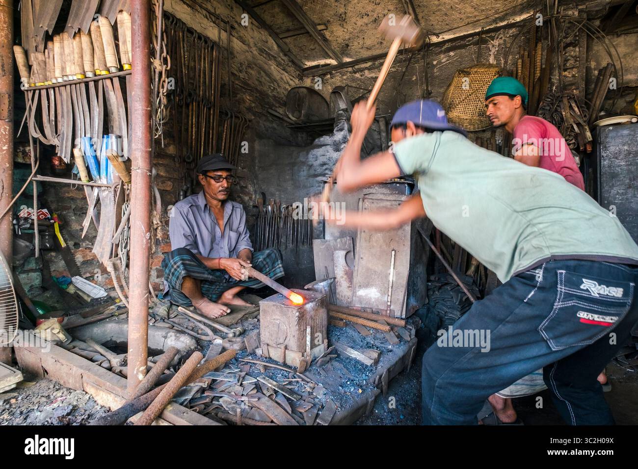 17. Januar 2019, Cox's Bazar, Bangladesch: Arbeitsplatzsicherheit steht auf der Tagesordnung der Regierung von Bangladesch, da viele Menschen die Arbeitsbedingungen in dem Land seit der Katastrophe von Rana Plaza in Frage stellen. 2 Millionen junge Menschen kommen jedes Jahr auf den Arbeitsmarkt, sowohl formell als auch informell, weshalb dringend ein besseres Arbeitsaufsichtsmanagement und eine bessere Arbeitssicherheit erforderlich sind. (Bild: © Robert Pastryk/ZUMA Wire) Stockfoto