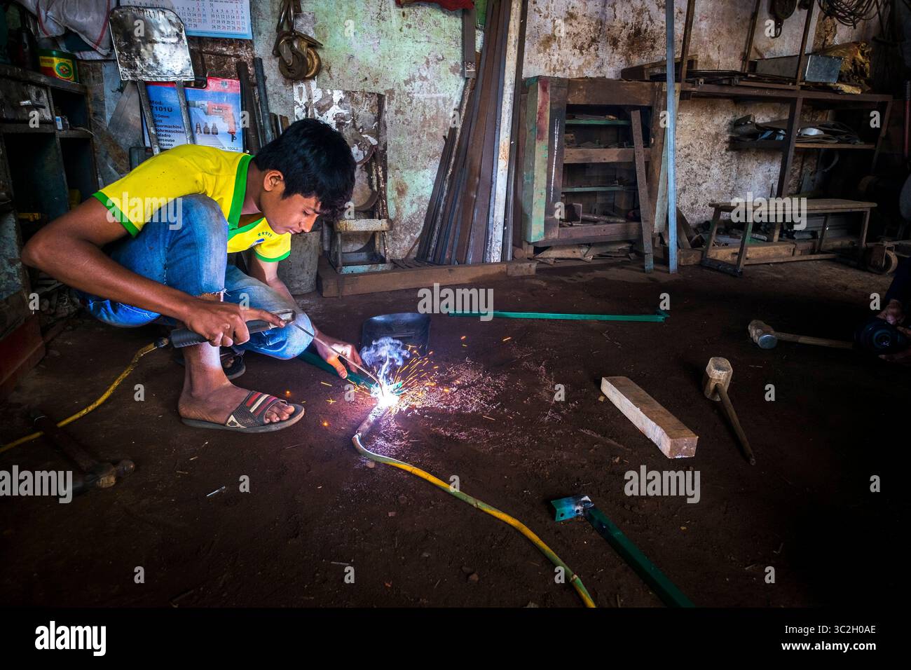 17. Januar 2019, Cox's Bazar, Bangladesch: Junger Schweißer ohne Schutzausrüstung in der kleinen örtlichen Metallwerkstatt. Die Sicherheit am Arbeitsplatz steht auf der Tagesordnung der Regierung von Bangladesch, da viele Menschen seit der Katastrophe in Rana Plaza die Arbeitsbedingungen im Land in Frage stellen. 2 Millionen junge Menschen kommen jedes Jahr auf den Arbeitsmarkt, sowohl formell als auch informell, weshalb dringend ein besseres Arbeitsaufsichtsmanagement und eine bessere Arbeitssicherheit erforderlich sind. (Bild: © Robert Pastryk/ZUMA Wire) Stockfoto