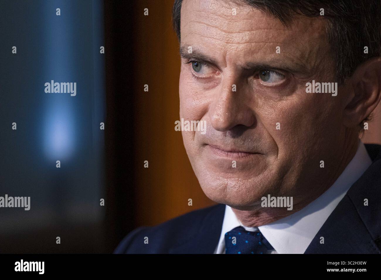 19. Juni 2019 - Barcelona, Katalonien, Spanien - Manuel Valls, ehemaliger französischer Minister und jetzt Stadtrat der Stadt Barcelona, wird während einer Pressekonferenz gesehen. Erste Pressekonferenz des ehemaligen französischen Ministers Manuel Valls als Stadtrat der Stadt Barcelona. Manuel Valls hat seine Bereitschaft bekräftigt, als Stadtrat des Stadtrates zu bleiben, trotz der Zersetzung aufgrund von Meinungsverschiedenheiten seiner Fraktion, die seine Vertretung verringert hat. (Credit Image: © Paco Freire/SOPA Images via ZUMA Wire) Stockfoto
